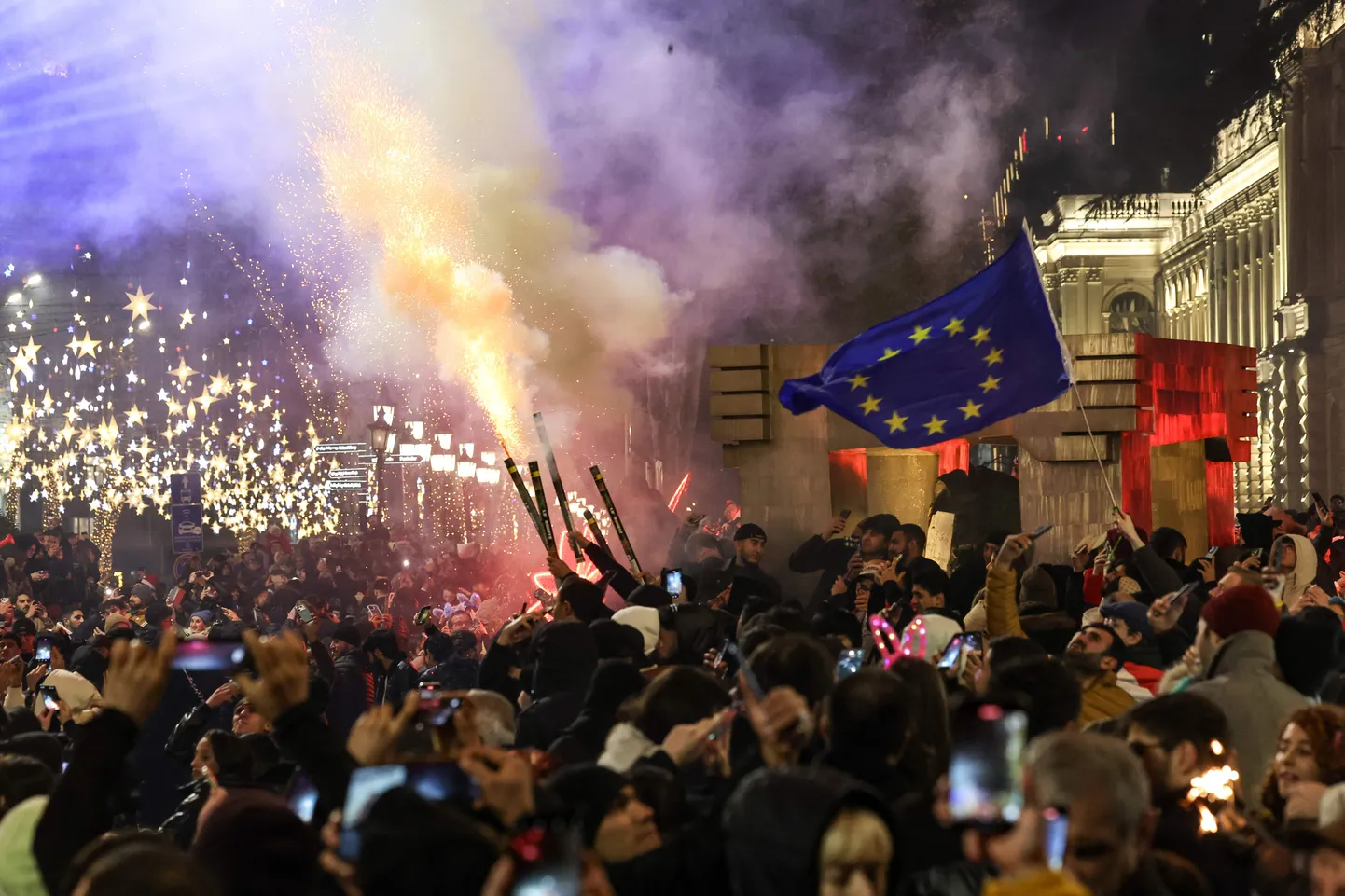 Valitsusvastased meeleavaldajad Gruusia parlamendihoone eest Thbilisis 31. detsembril 2024. aastal.