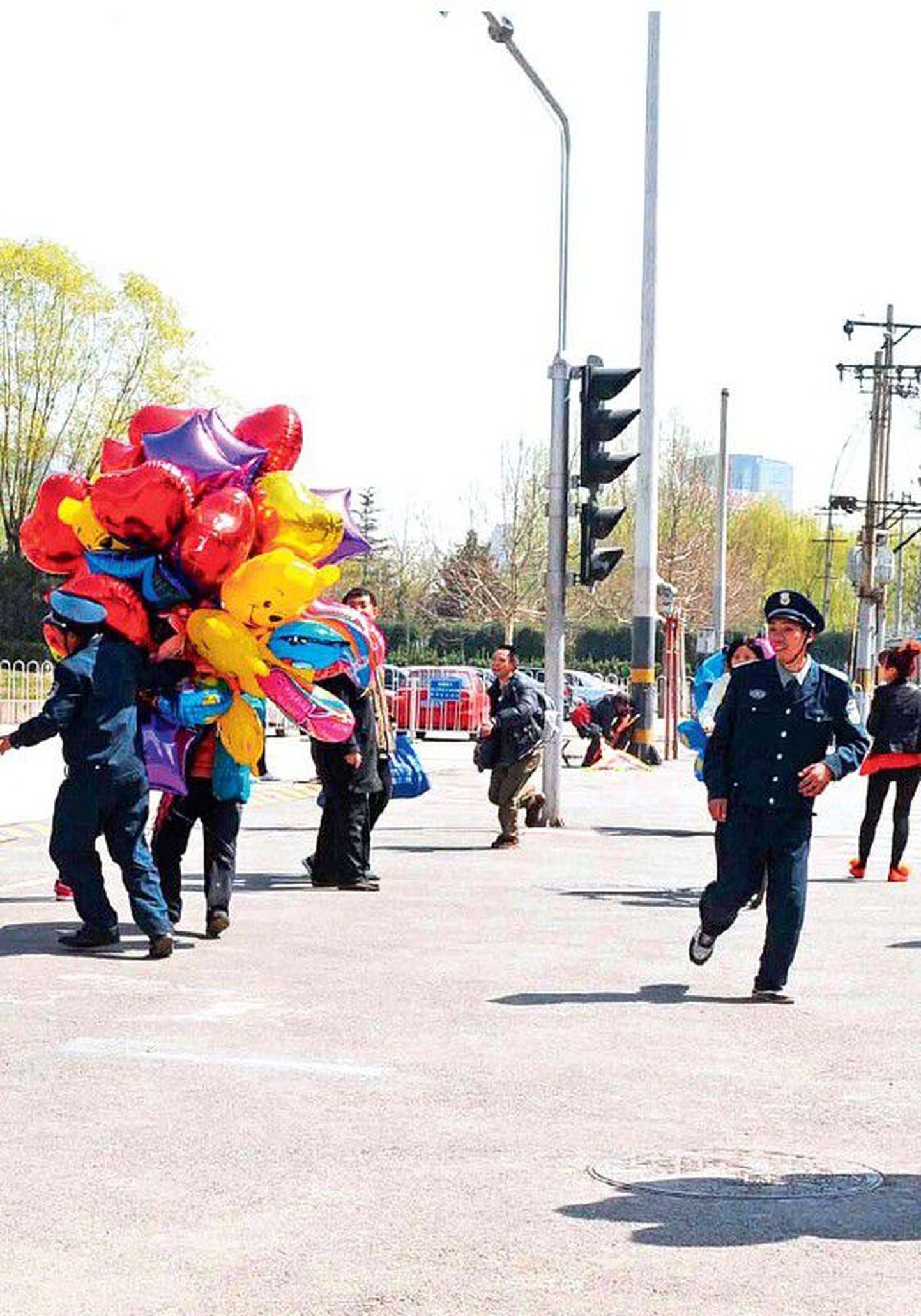 Politsei peletab illegaalseid õhupallimüüjaid Pekingis.