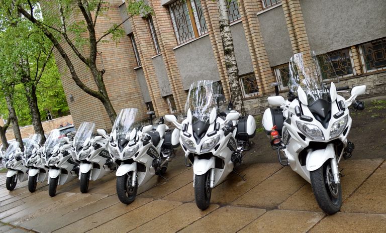 Jaunie trafarētie Valsts policijas dienesta motocikli pie Valsts policijas Stabu ielā.