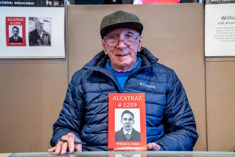 1957. aastal saadeti 23-aastane varas ja võltsija William Baker Alcatrazi range režiimiga vanglasse. Seal õppis ta tšekke võltsima ja teenis selle eest lisaks rohkem kui 50 vangla-aastat. Mees on kirjutanud oma vanglaelust raamatu ning jagab nüüd kohapeal ka autogramme.