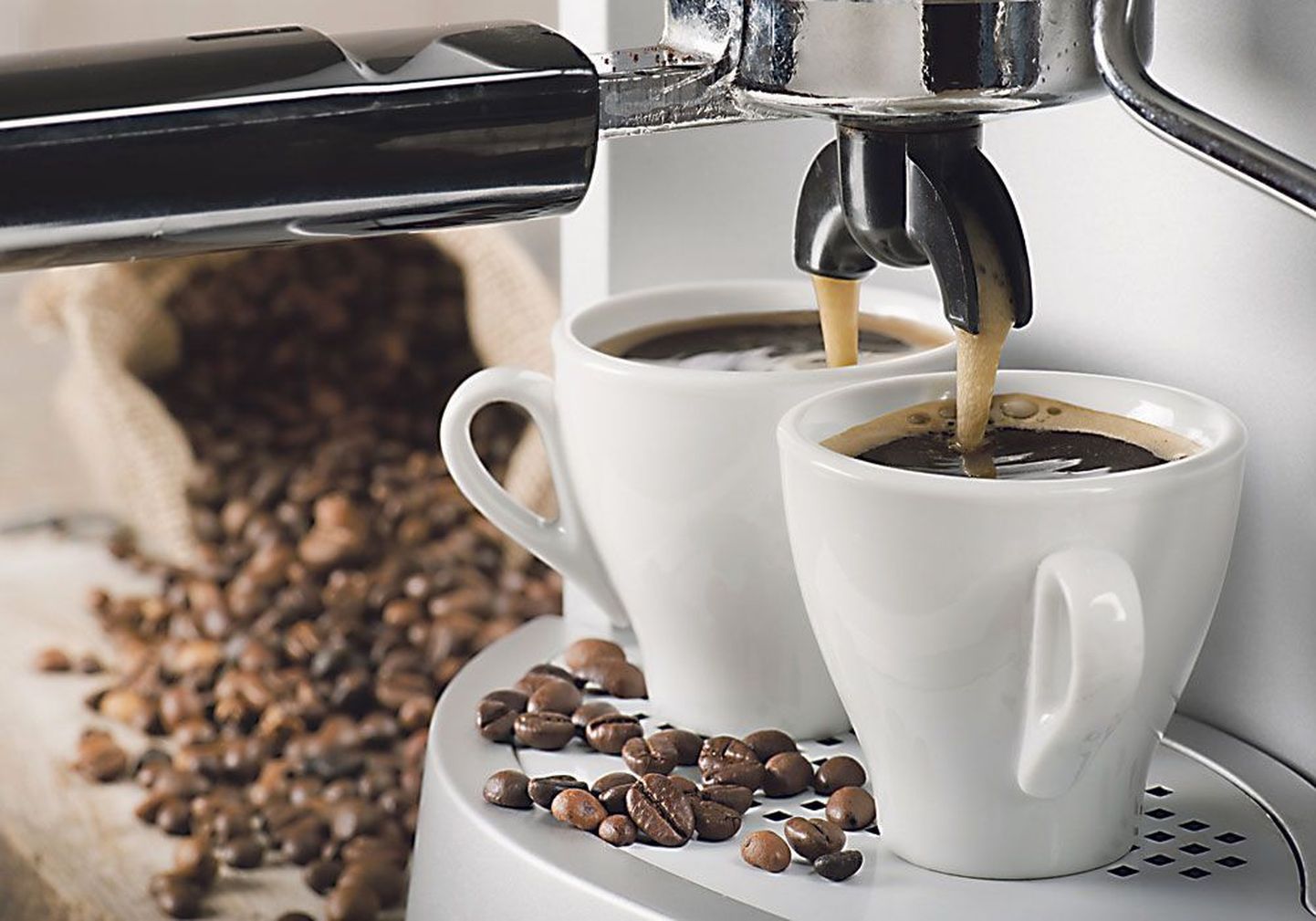 Кофеварка станет незаменимым прибором в доме настоящего ценителя кофе.