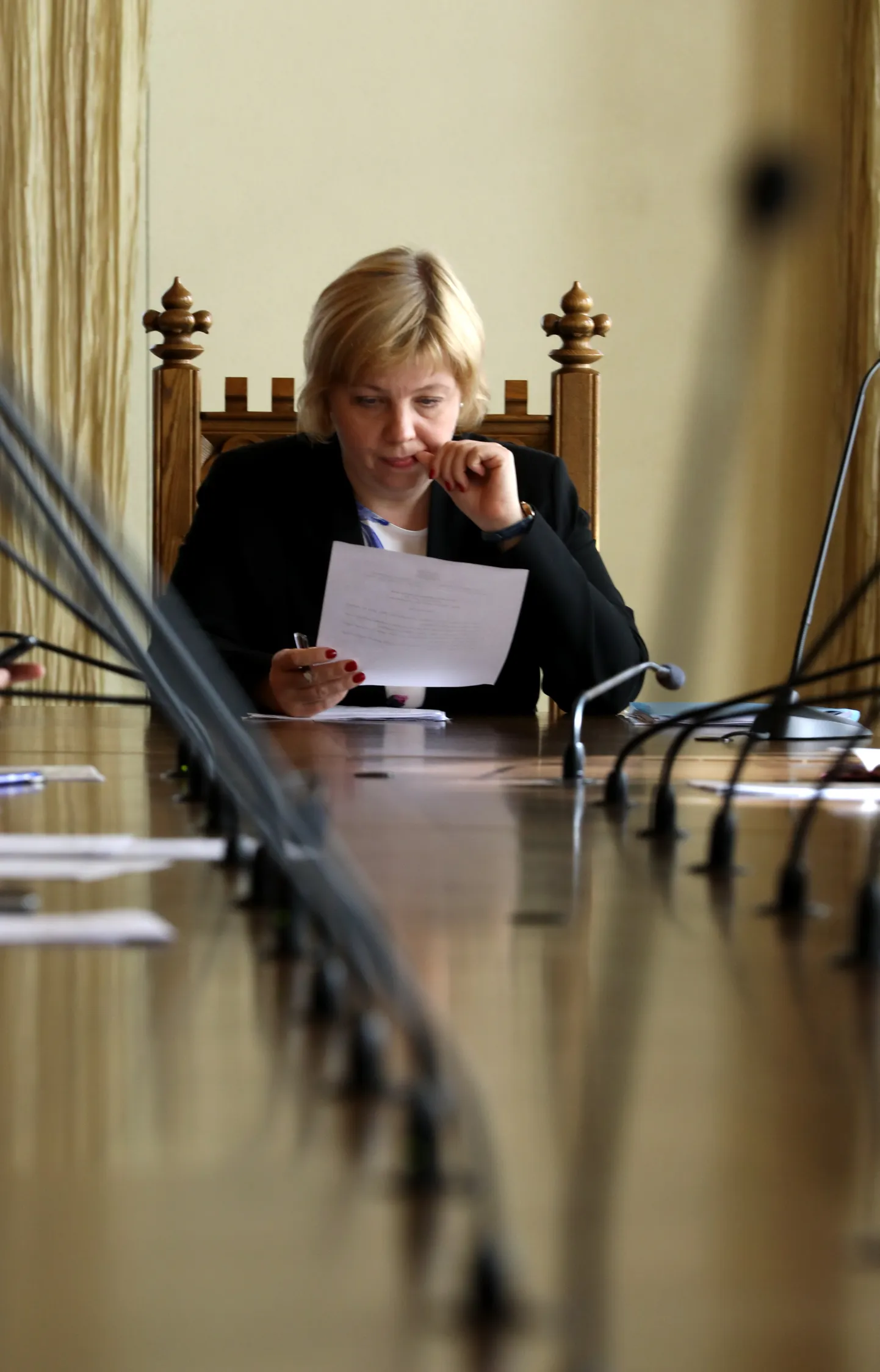 Centrālās vēlēšanu komisijas (CVK) priekšsēdētāja Kristīne Bērziņa CVK sēdes laikā, kur izskata saņemtos iesniegumus par Rīgas domes vēlēšanu iznākumu apstrīdēšanu.