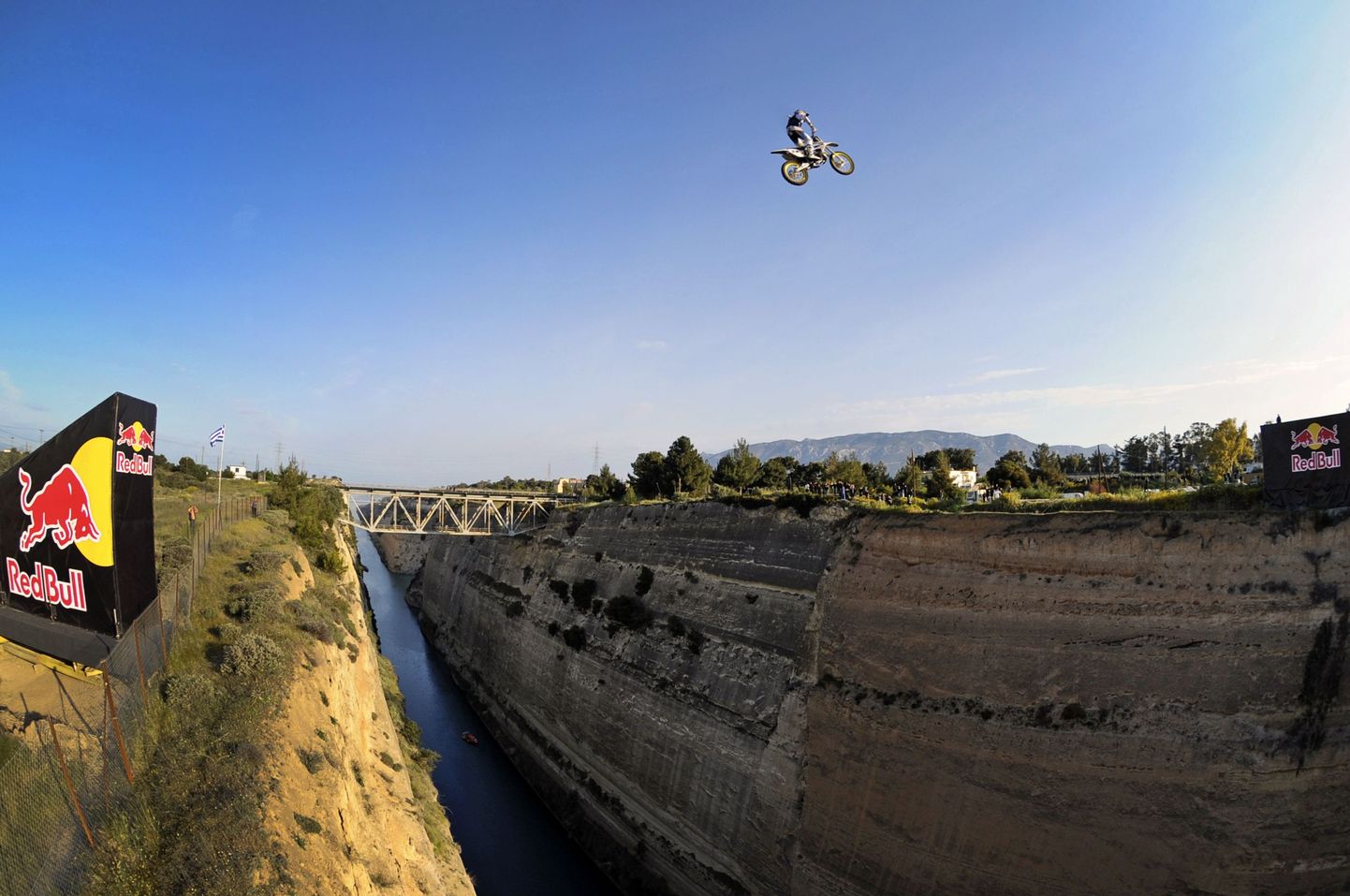 Robbie Maddison hüppas mootorrattaga üle Korintose kanali.