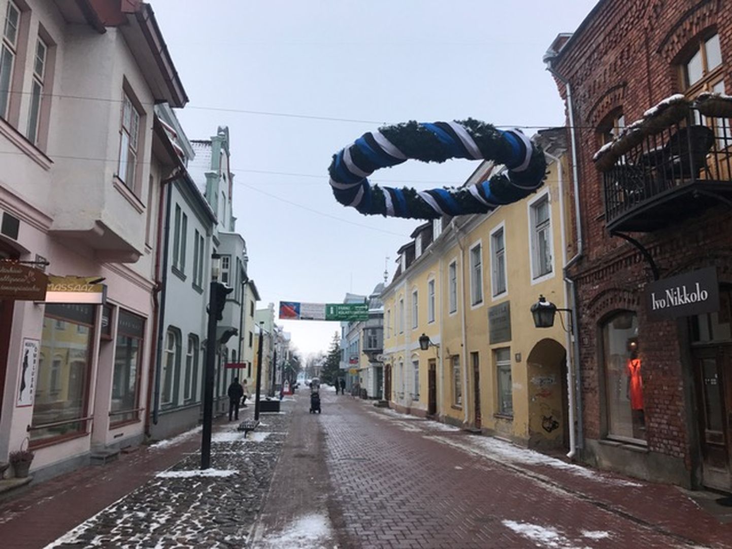 Rüütli tänavale pannakse Eesti lipud jõulude ajal tänavaid kaunistanud pärgadele.