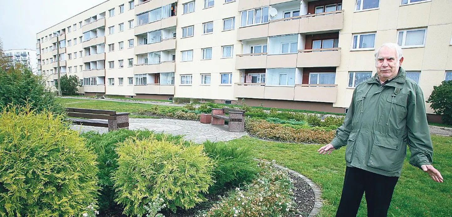 Ilusaima koduümbruse tiitli saanud Pärnu korteriühistu Mai 53 juhatuse liige Olev Mirk rõõmustab, et nii omad kui võõrad hoiavad nende puhkeala kenasti korras.