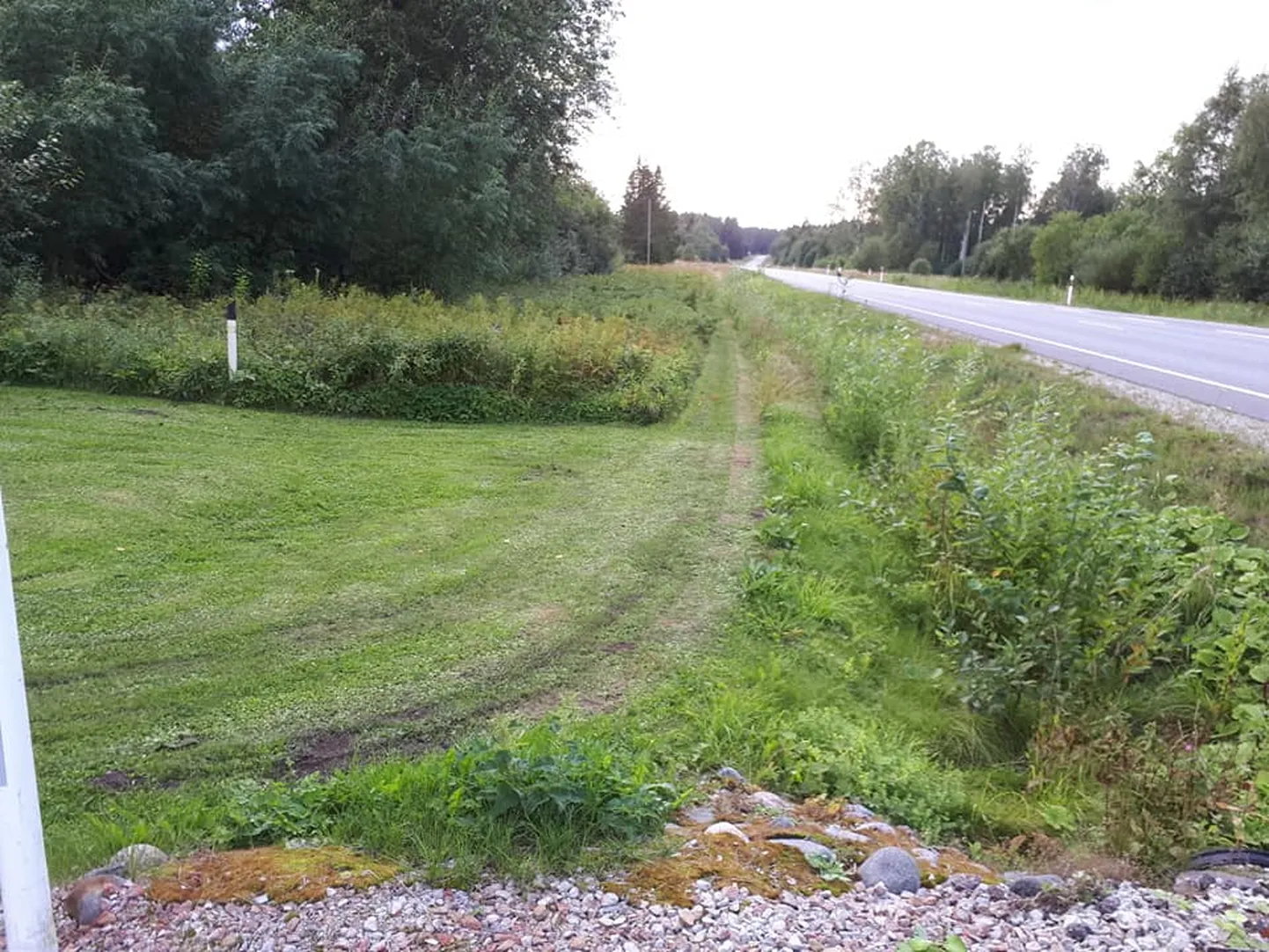 Rõmeda elanikud leidsid lihtsa lahenduse, kuidas sõiduteel kõndimist vältida.