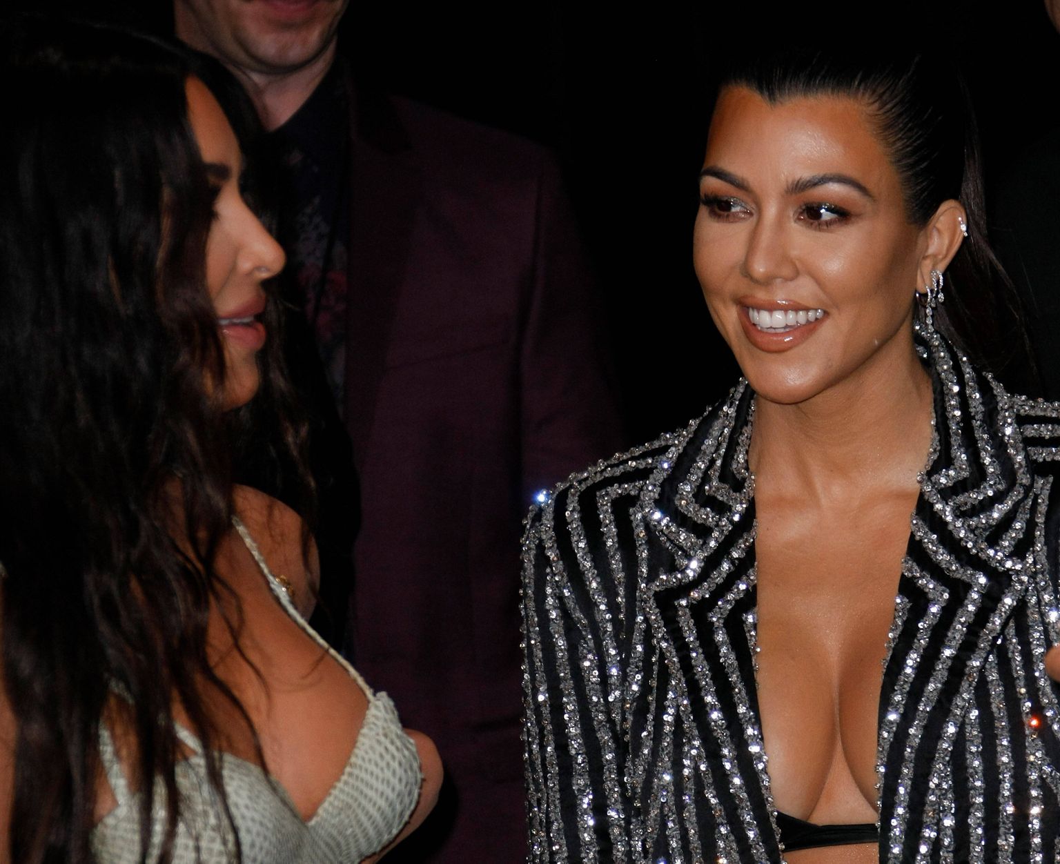 Kourtney Kardashian paremal, õde Kim vasakul