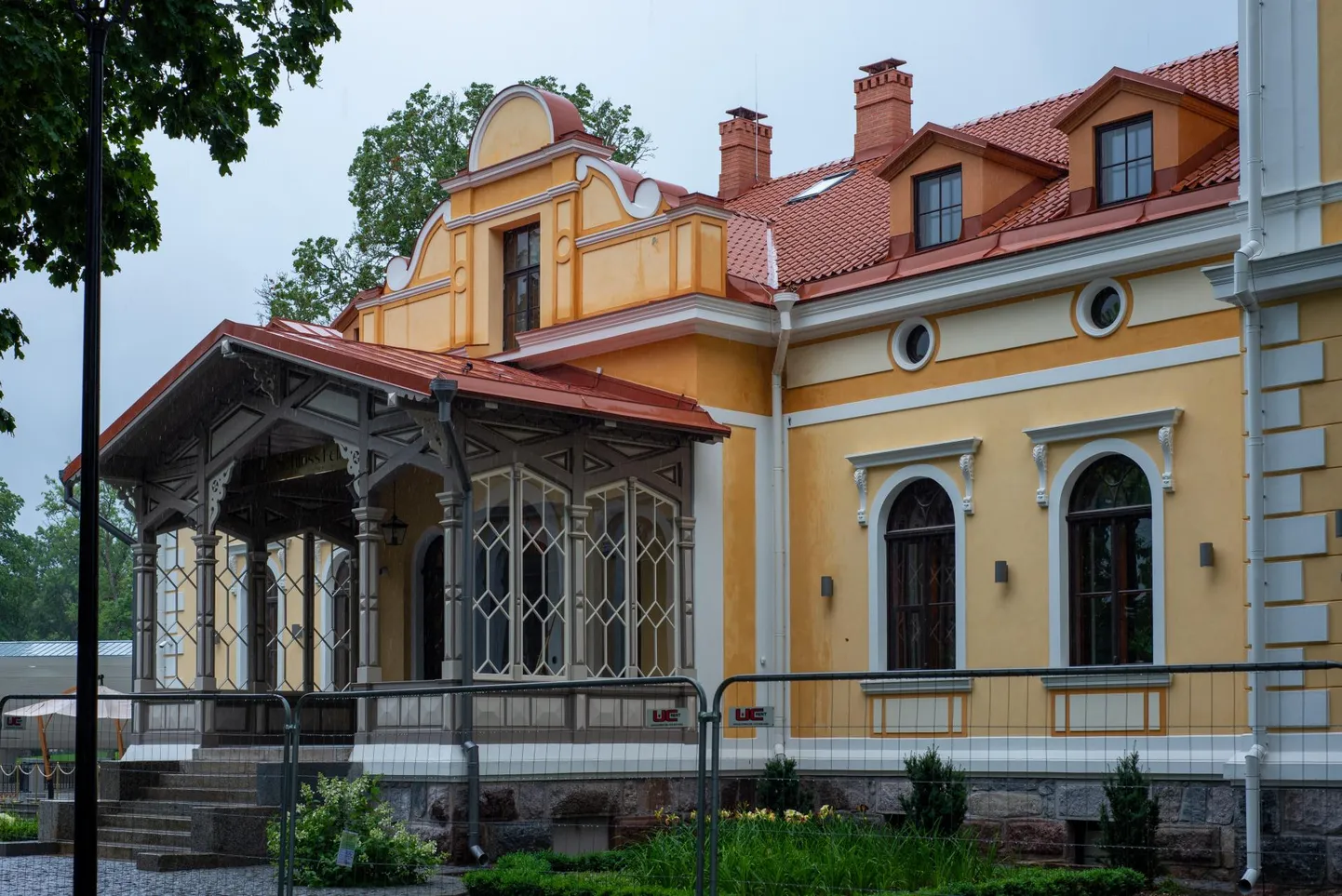 Parunipere von Ungern-Sternbergide järeltulija esitleb Schloss Fellinis internetisilla vahendusel oma raamatut.