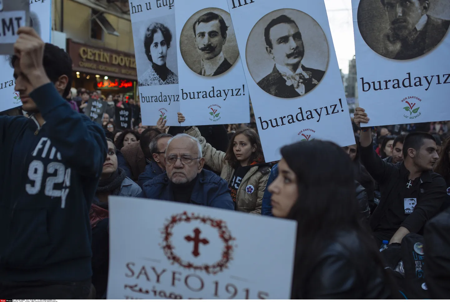 Aprillikuised protestimarsid Istanbulis, plakatid teatavad, et genotsiid jätkub ja meie oleme siin