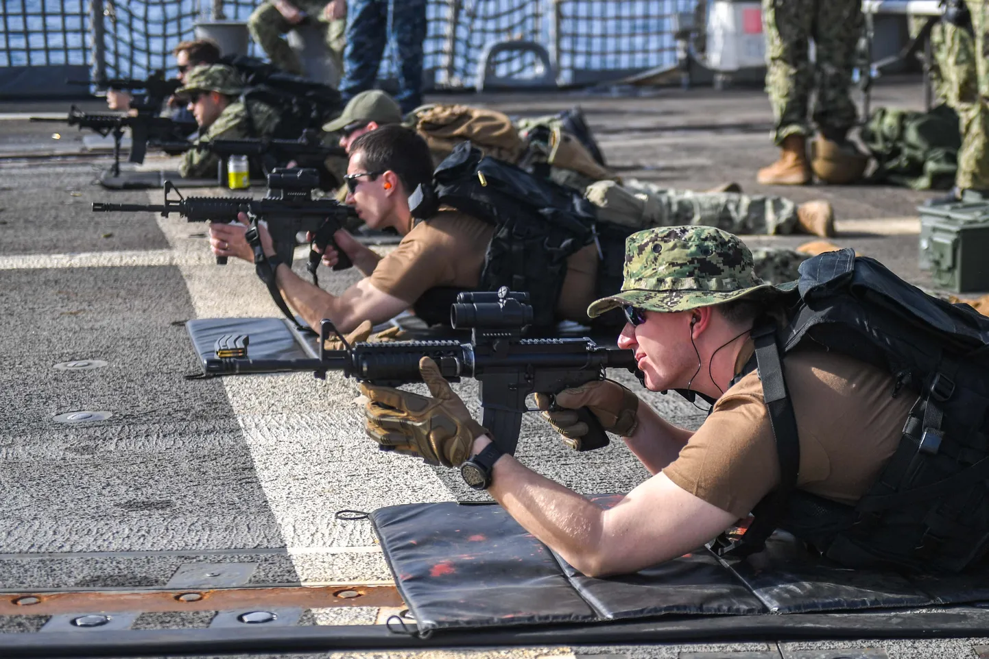 USA mereväelased USS Halsey pardal. Pildil olevad mereväelased pole artiklis kirjeldatud juhtumiga seotud.