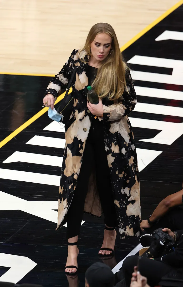 Adele korvpallimängu vaatamas.