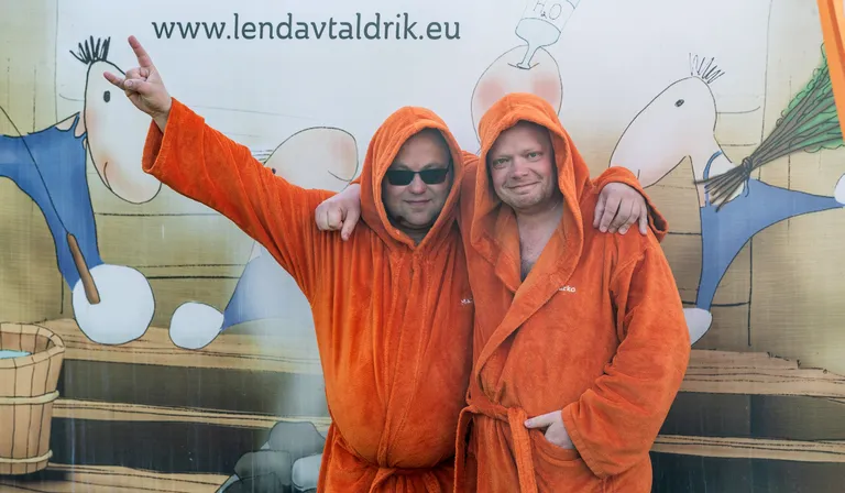 Markko ja Marko tõid Raplamaalt haagissauna Saun Sabas.