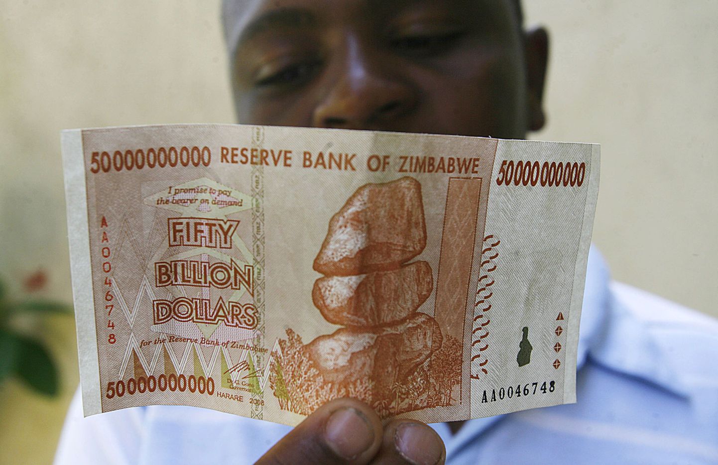 Zimbabwe elanik 50 miljardi dollari suuruse rahatähega.