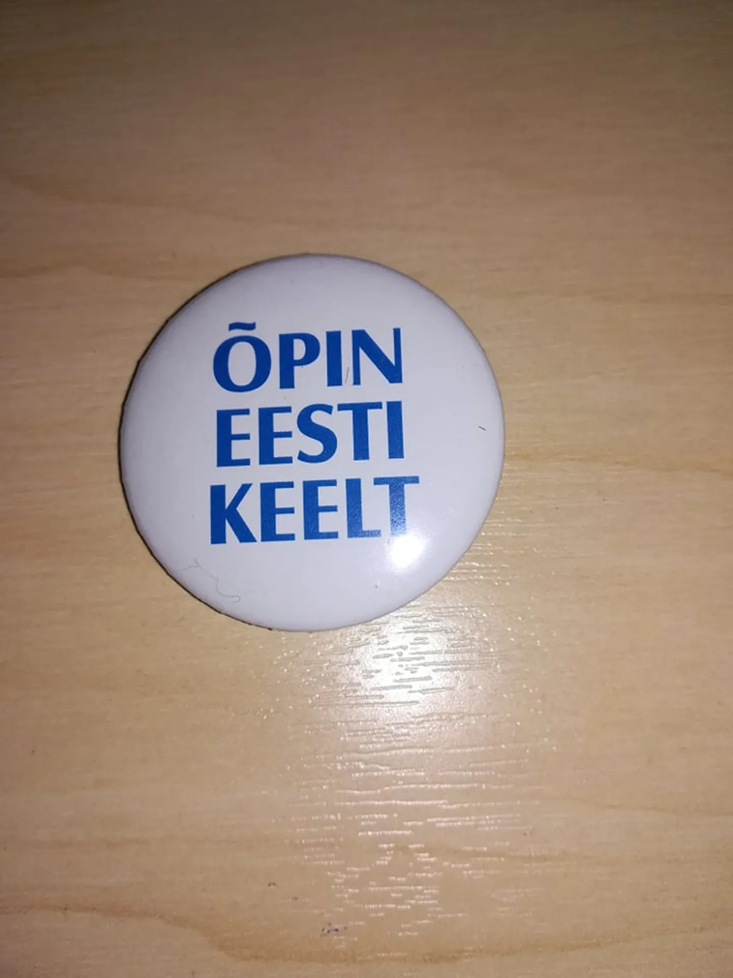 Kui müüjal on selline märk rinnas, tähendab see, et ta ei oska veel eesti keeles vastata ning temaga tuleb suhelda kas mõnes teises keeles või otsida saali pealt teine müüja.