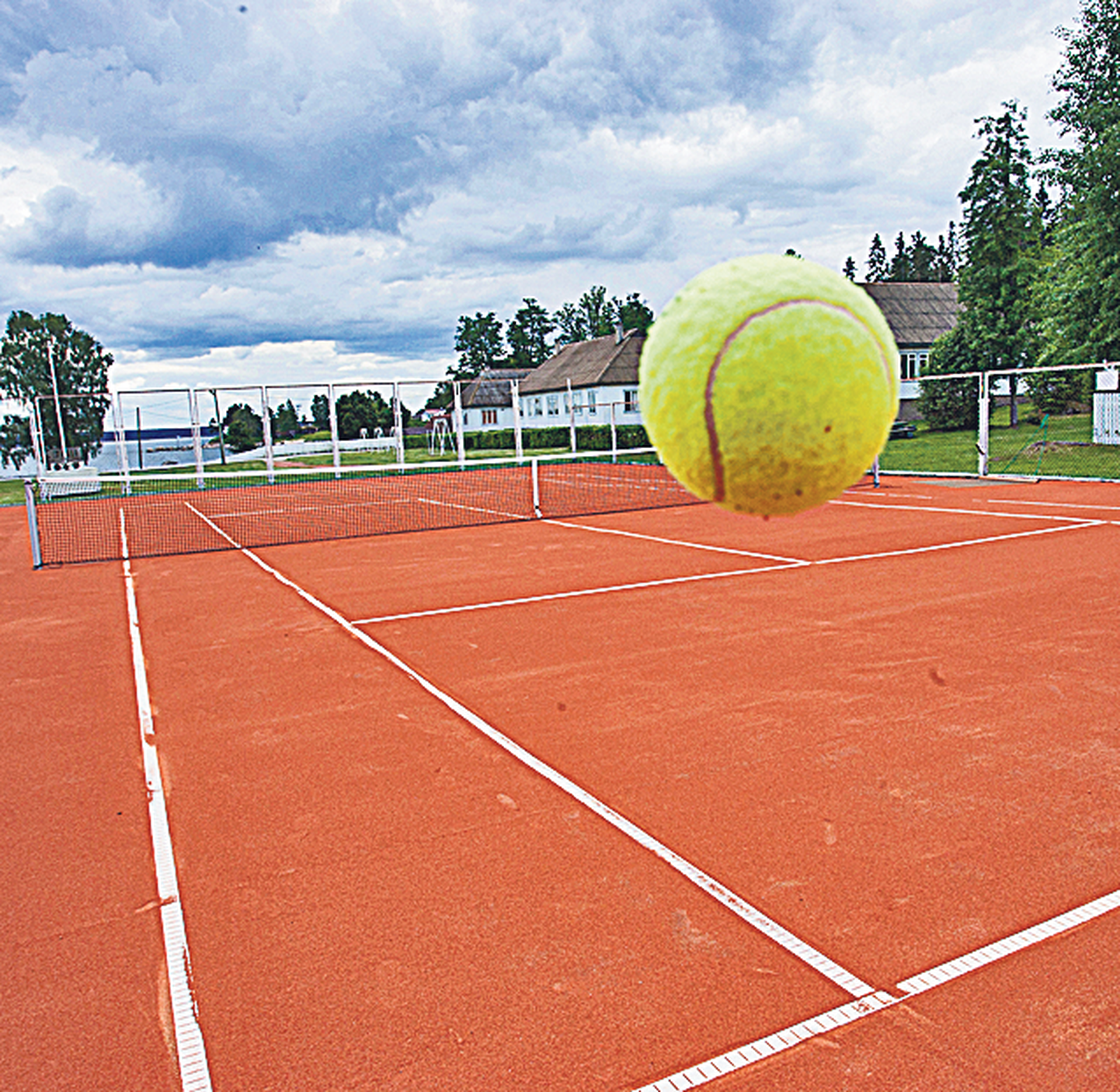 Теннисный корт.