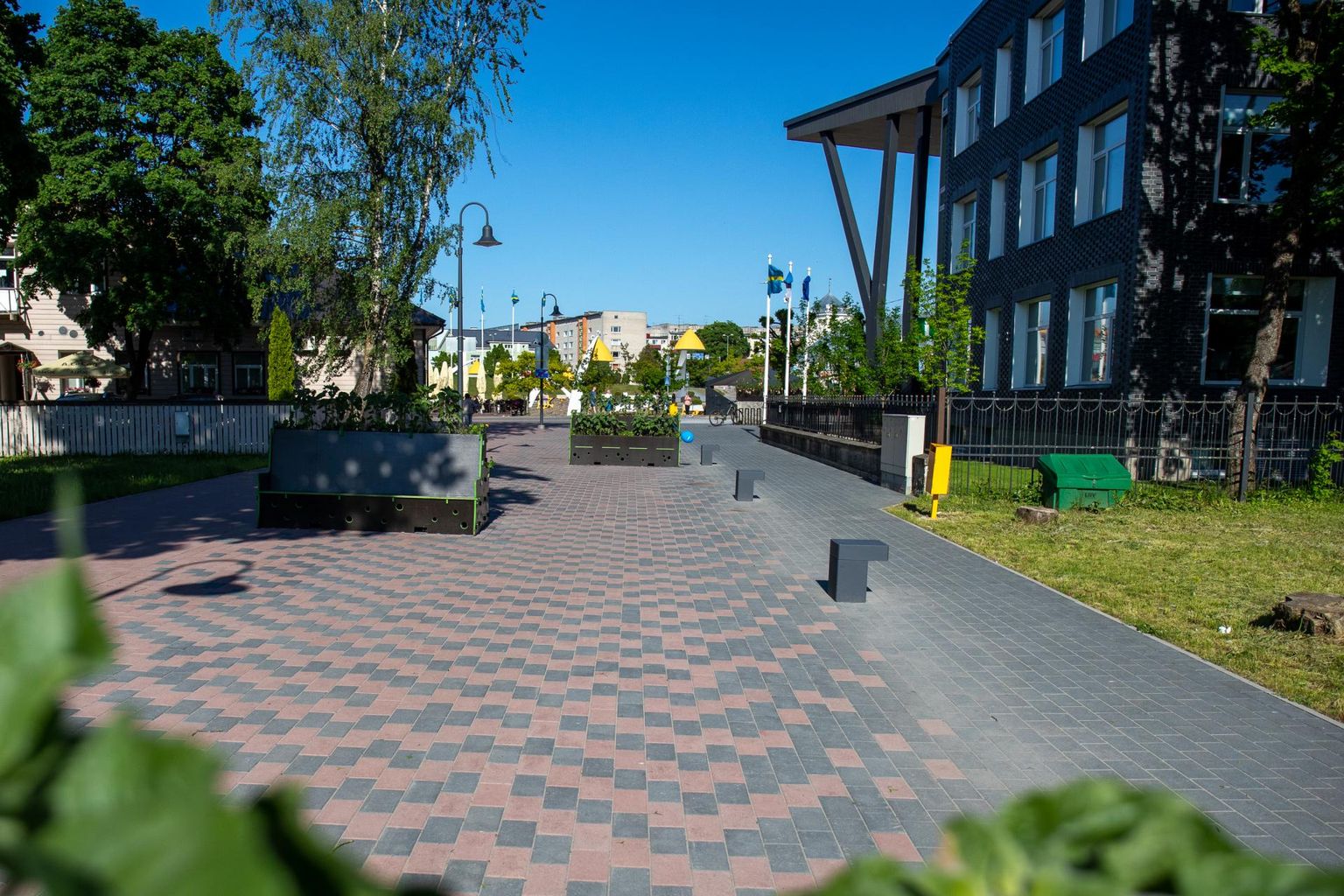 Parkali tänava promenaadi mööda on kena minna Rakvere linnavalitsusse seminarile. 