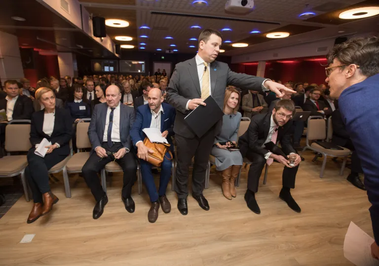 Fotol vasakult Kristina Kallas, Mart Helme, Helir-Valdor Seeder, Jüri Ratas, Kaja Kallas, Jevgeni Ossinovski