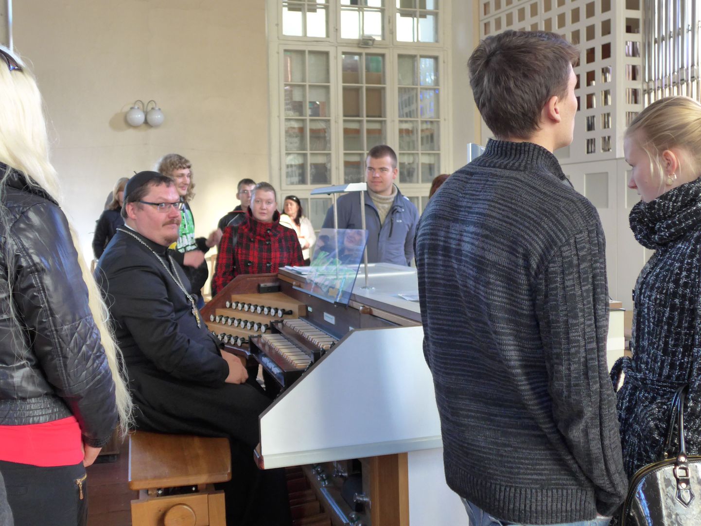 Eliisabeti kiriku organist Jaanus Torrim andis Pärnu täiskasvanute gümnaasiumi õpilastele ajaloo-, ühiskonna- ja muusikaõpetusetunde.