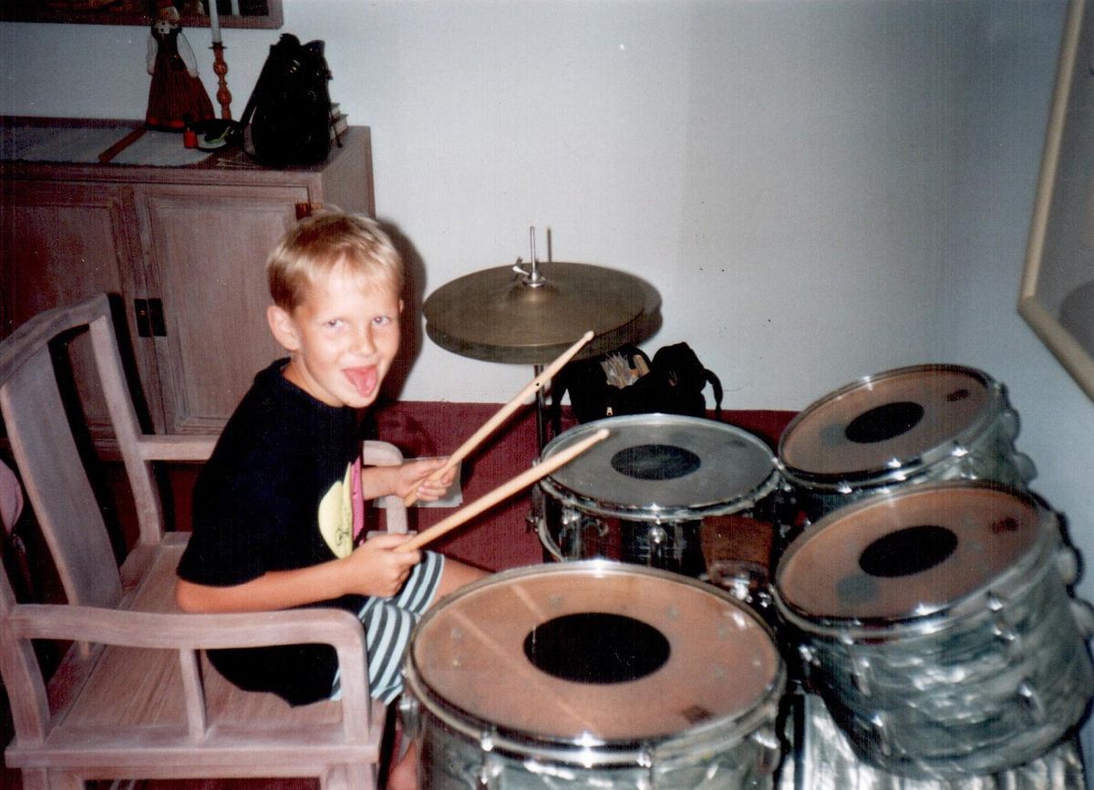 Robert trummide taga aastal 1992.