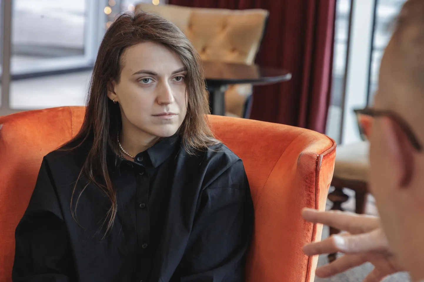 Darja Losik räägib Postimehele, kuidas talle mõjus teade mehe vangistusest: «Ma ei mäleta kahte esimest kuud – ei mäleta, mida ma tegin, mida tegi minu tütar. Ma hakkasin tagasi teadvusele tulema alles pärast psühholoogi ja psühhoterapeudi juures käimist, kus mind toibutati.»
