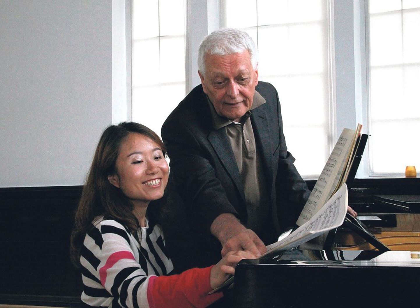 Qian Zhang sattus professor Arbo Valdma juurde, kui siirdus Hiina Xi’ani konservatooriumi järel Saksamaale oma klaverimänguoskusi täiendama. Nüüd ajavad nad koos Hiina asja: Zhang tõlgib ja Valdma käib õpetamas Hiina konservatooriumides.