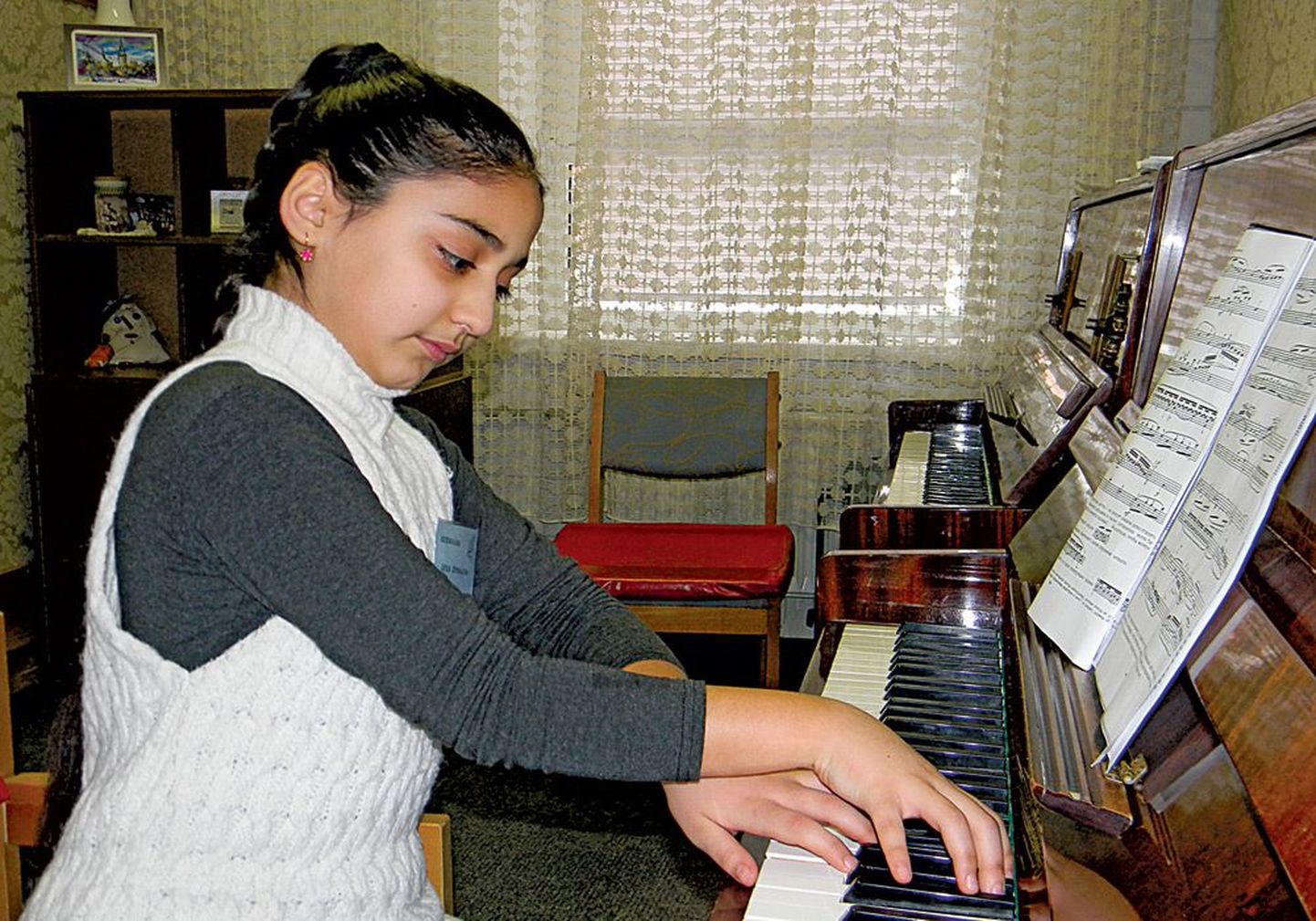Юная пианистка из Азербайджана Лейла Зейналова готовится к выступлению в первом туре конкурса.