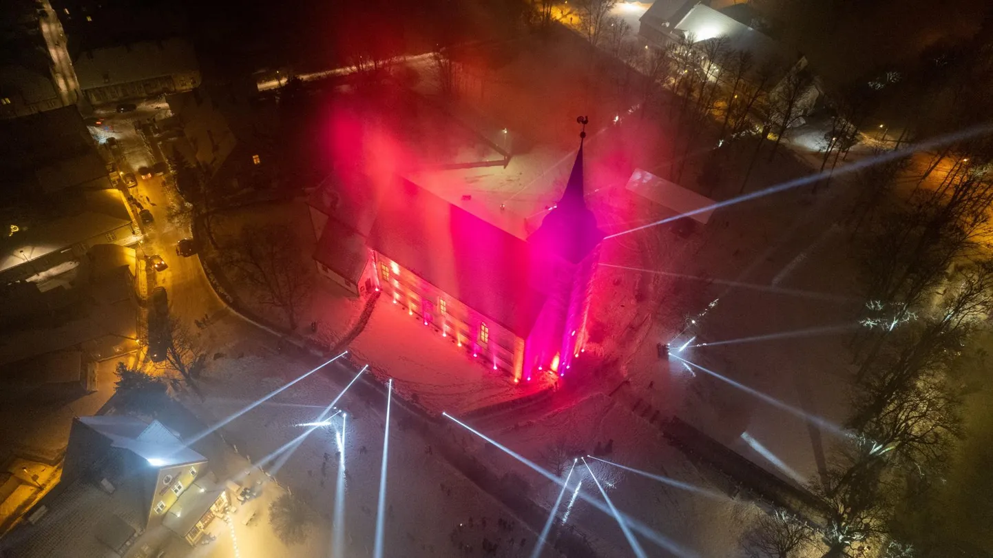 Viljandis ilutulestiku asemel korraldatud valgus- ja heliinstallatsioon kandis nime "Wiljandi wirwalised".