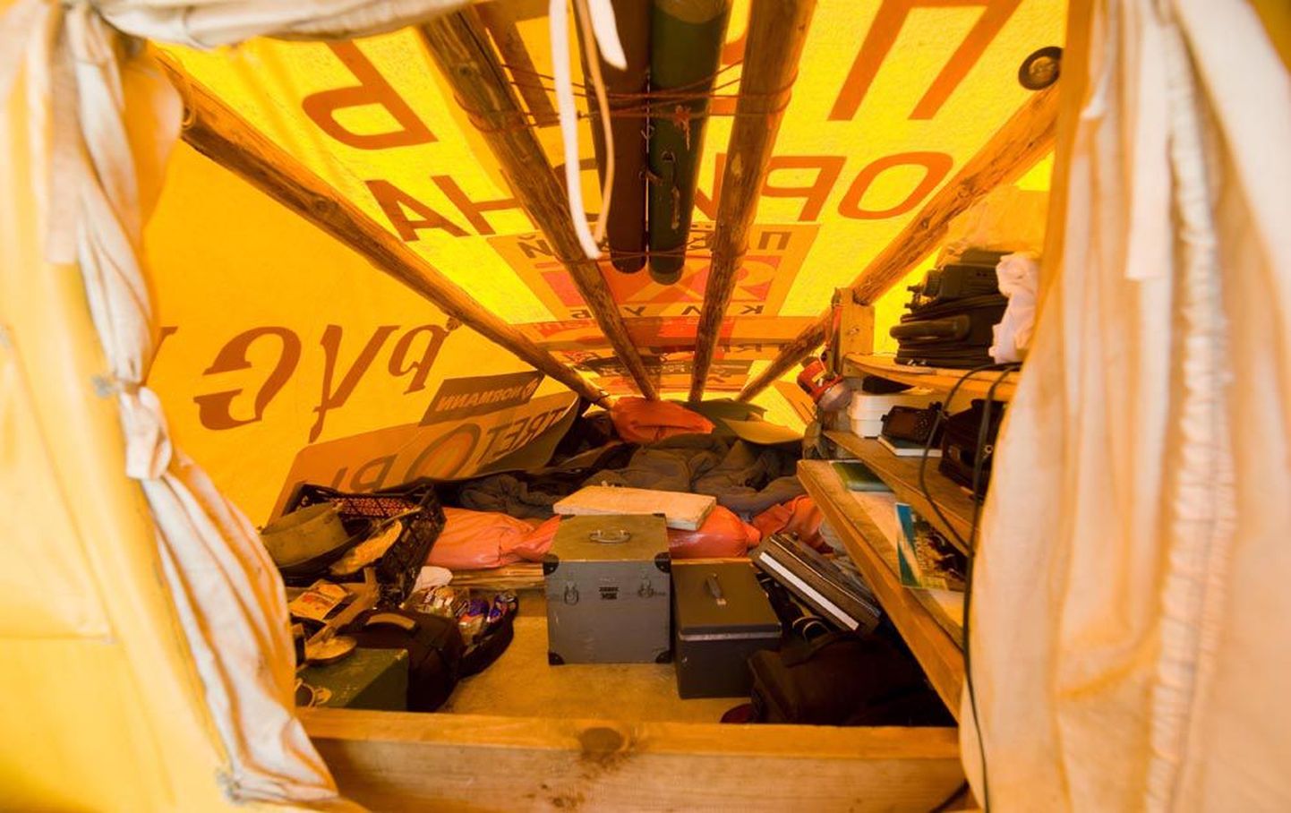 Polaarreisile suunduva trimaraan Rusi meeskonnaruumiks on lihtne vettpidav telk. Siin magatakse, süüakse ja vaadatakse sülearvutist filme.
