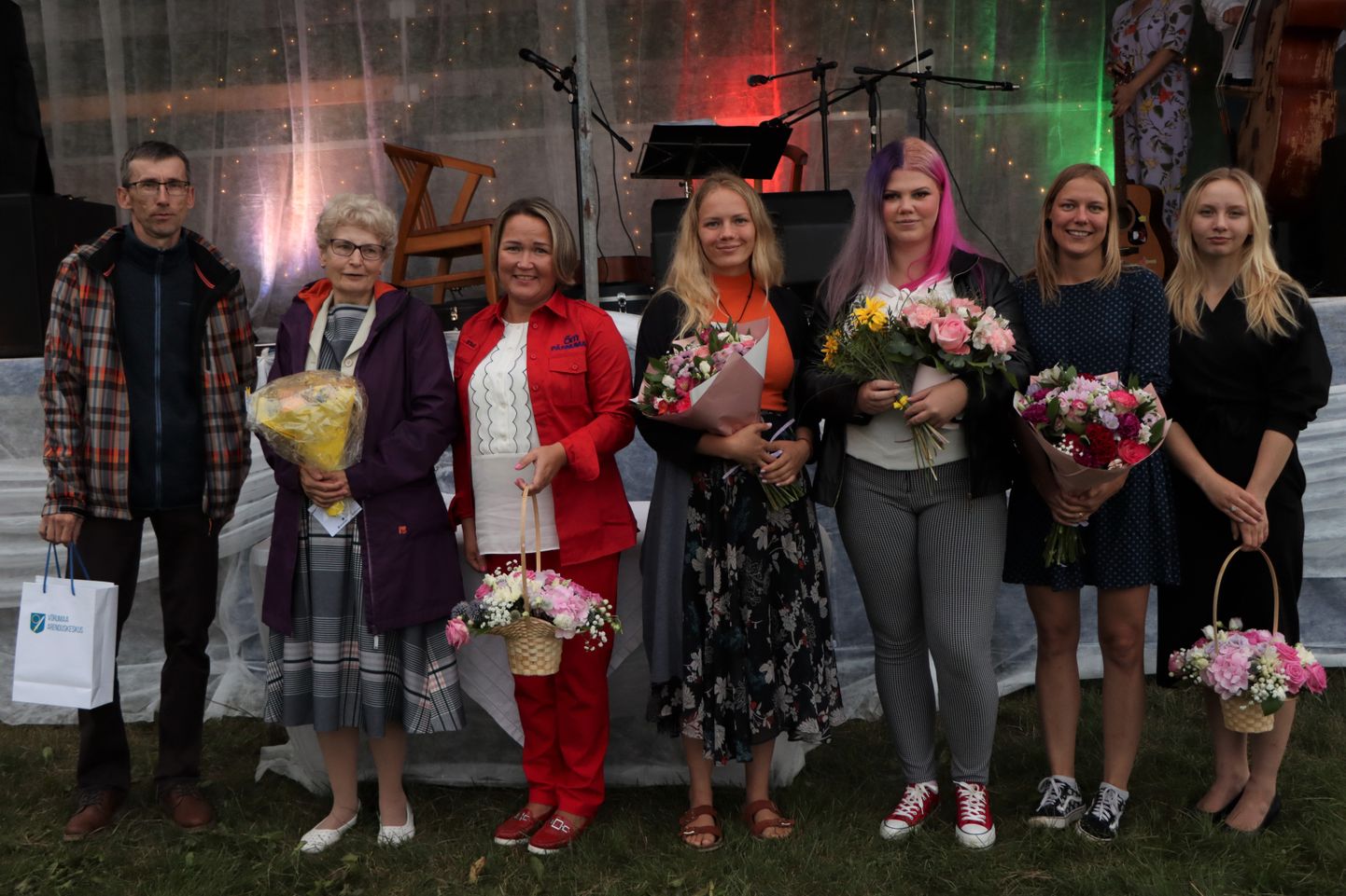 Pildil tunnustuse saanud Rainer Kaseväli (vasakult), Ellen Varov, Jaanika Käst, Jaanika Orav, Mari Mandel, Airi Parv, Triine Beate Tagamets.