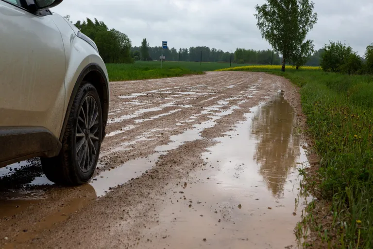 Kruusateed – kevadel-sügisel porised, suvel tolmused – maal konkurentsivõimet ei tõsta. Viiratsi-Väluste poritee Viljandimaal.