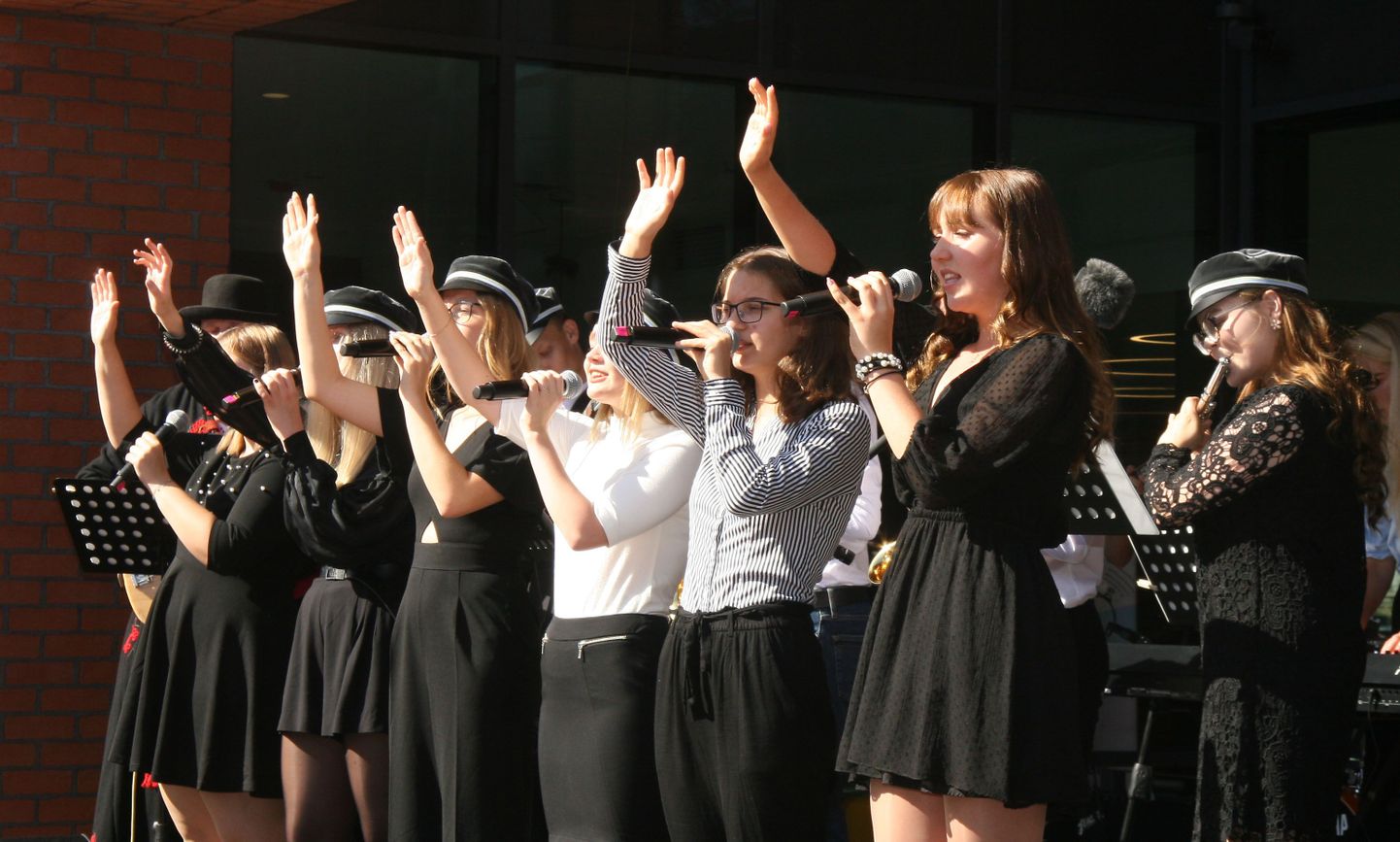 На торжественном акте, посвященном открытию Кохтла-Ярвеской госгимназии, школьный оркестр и вокальный ансамбль исполнили гимн школы "Tulevik algab siin" ("Будущее начинается здесь").