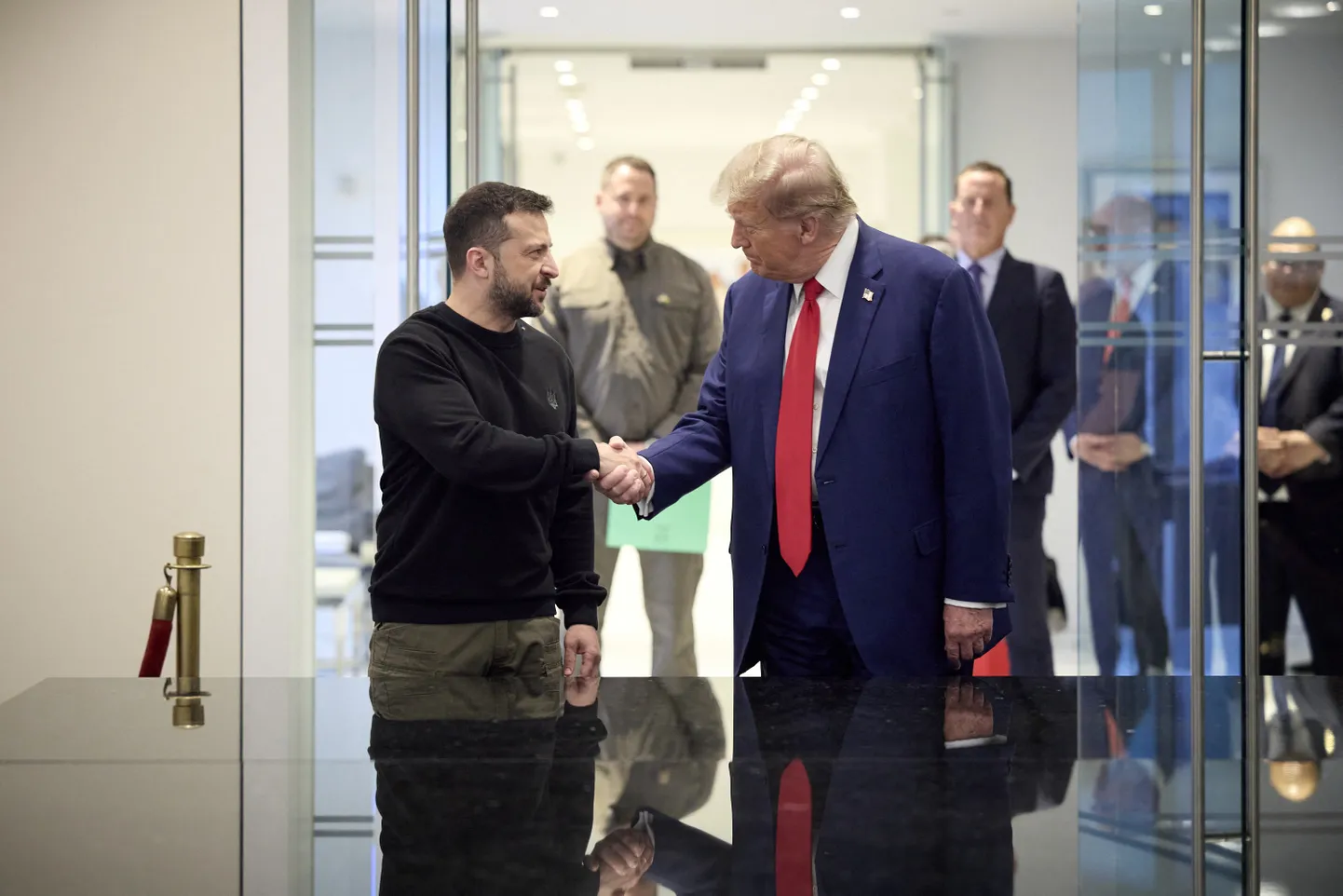 Ukraina president Volodõmõr Zelenskõi kohtumas 27. septembril 2024 New Yorgis siis veel vabariiklaste presidendikandidaadi Donald Trumpiga.