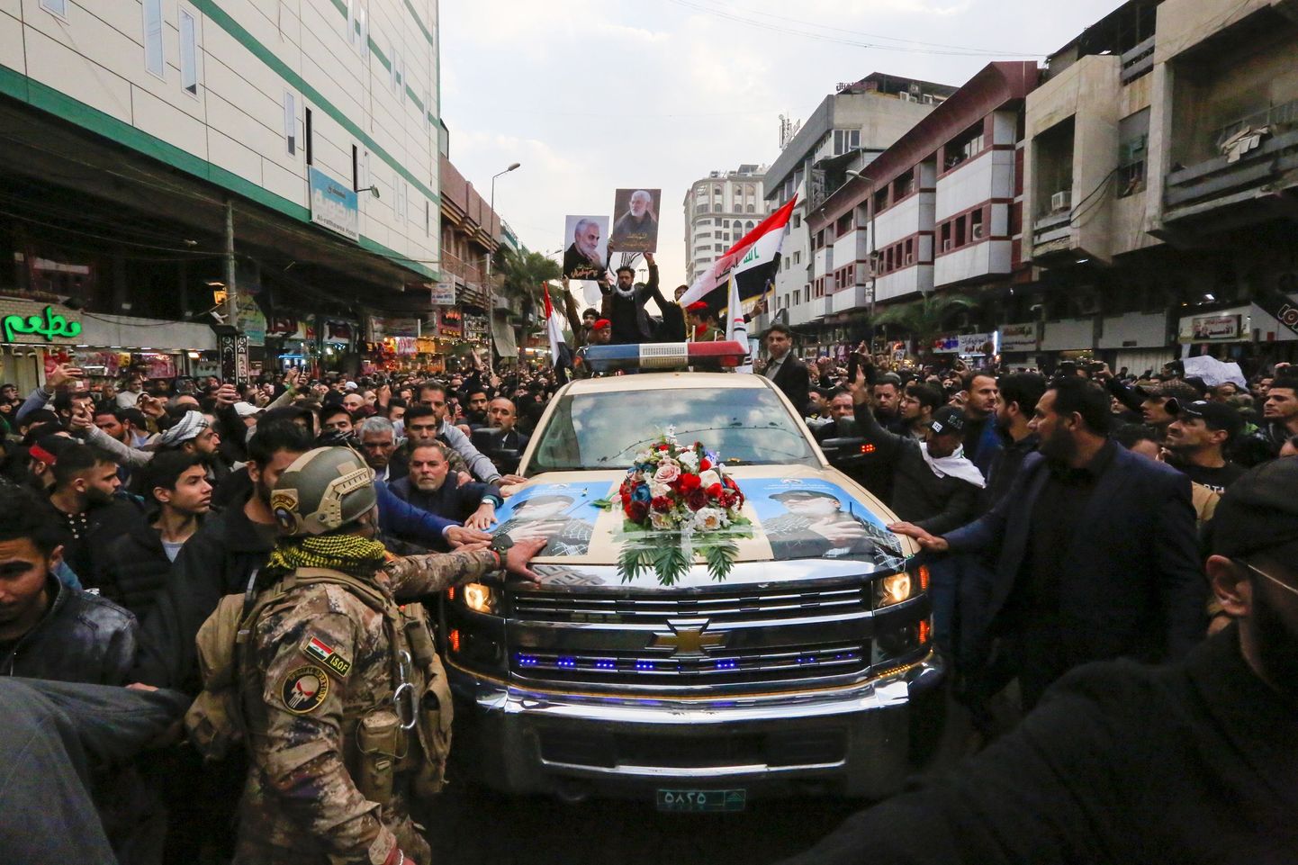 Шииты по всему миру оплакивают иранского генерала Касема Сулеймани.