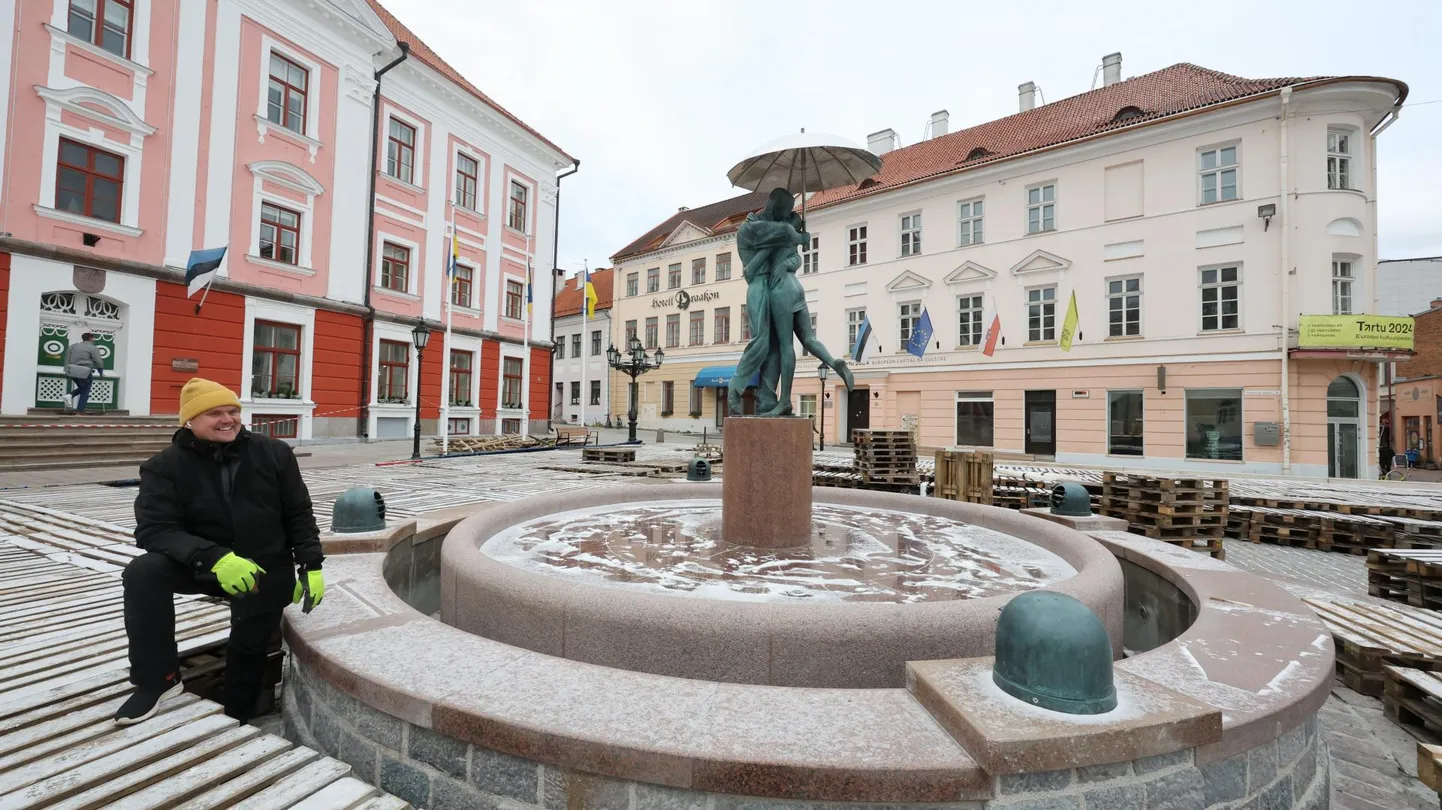 Tartu linnavolikogu opositsiooni järjepidev kriitika on viinud selleni, et Tartu raeplatsi liuväli kerkib tänavu ehitusprojekti alusel, seejuures on projektijuht Ragnar Kekkoneni kinnitusel otsustatud, et suudlevate tudengite purskkaevu ja uisuväljaku vahele jääb 70 sentimeetrit.