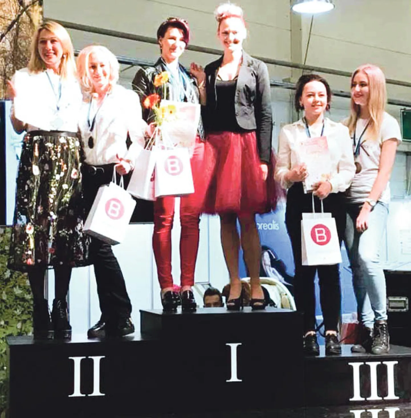 Pjedestaalil on noored soengumeistrid: 2. koha saanud Tatjana Vassilenko ja 3. koha pälvinud Angelina Šalina.