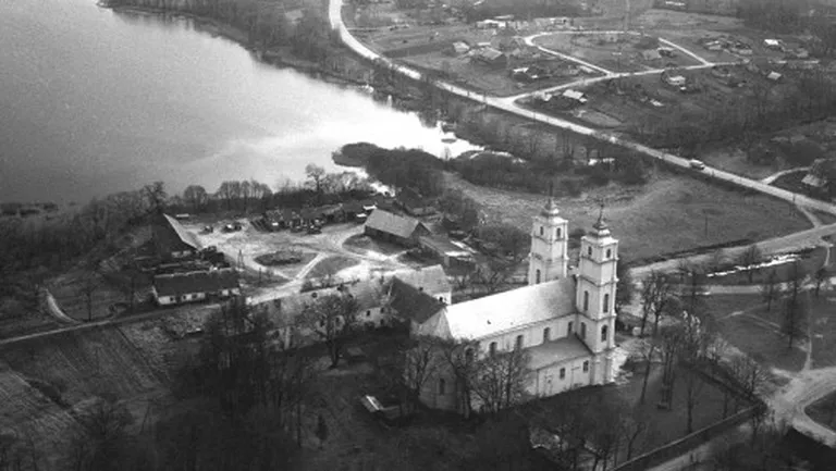 Aglonas Vissvētākās Jaunavas Marijas debesīs uzņemšanas Romas katoļu bazilika uzcelta 1780. gadā. Bazilika kalpo par Latvijas katolicisma centru – katru gadu 15. augustā Aglonā ierodas svētceļnieki, lai atzīmētu Jaunavas Marijas debesīs uzņemšanas dienu