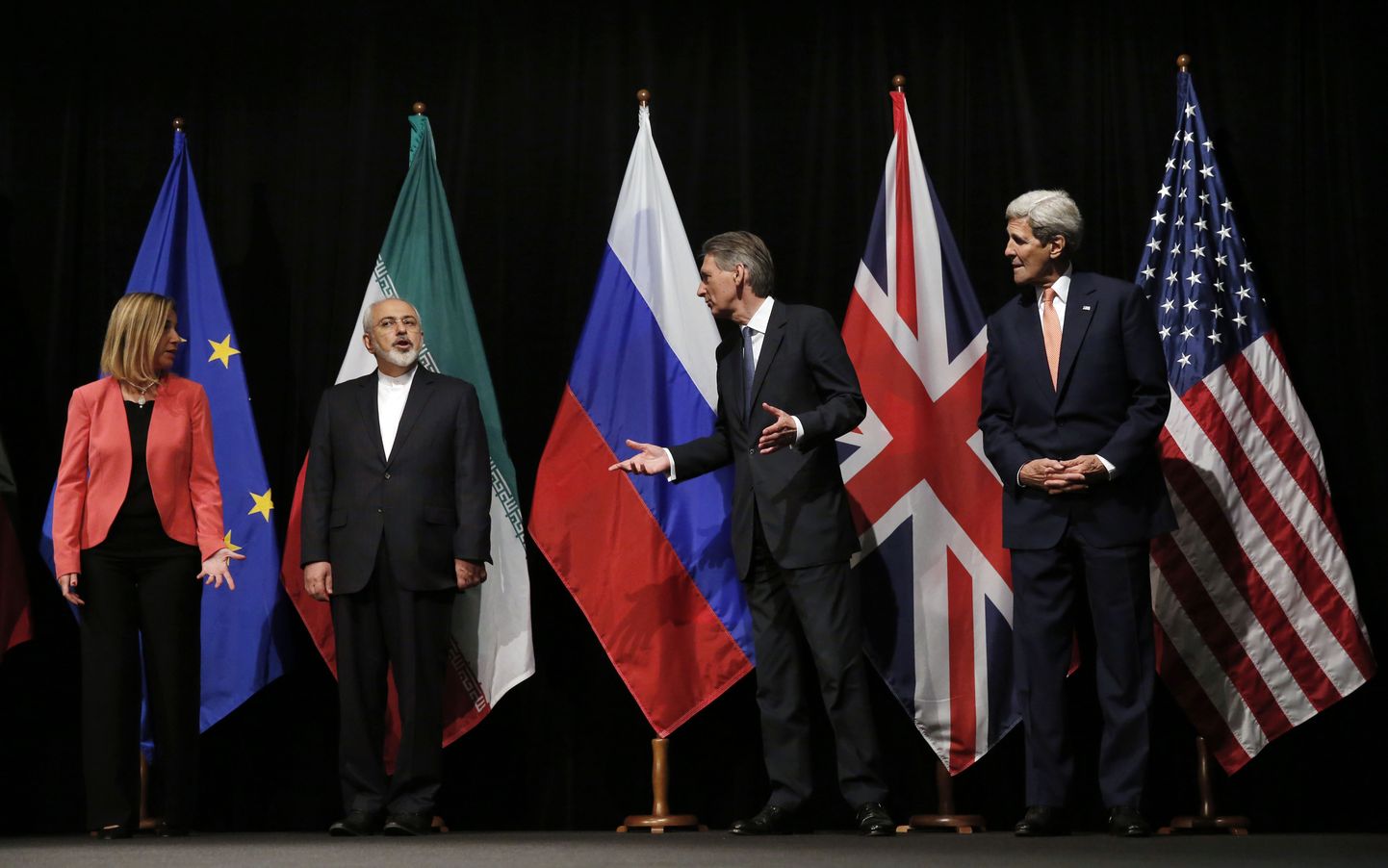 Euroopa Liidu kõrge esindaja Federica Mogherini (vasakul), Iraani välisminister Mohammad Javad Zarif, Suurbritannia toonane välisminister Philip Hammond ja USA välisminister John Kerry vahetult pärast Iraani tuumaleppe sõlmimist Viinis 2015. aastal. Nüüd, kaks aastat hiljem on leppe tulevik ohus.