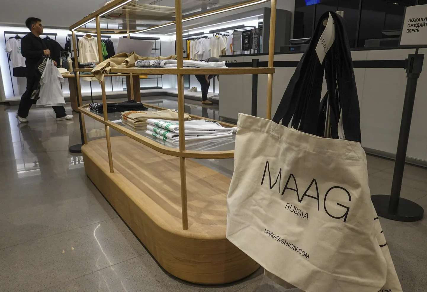 Zara ja teiste kaubamärkide omanik, Hispaania kontsern Inditex sulges mullu oma poed Venemaal ning müüs kaubanduspinnad ja muud varad Liibanoni ettevõttele Daher Group, kes avab Moskvas 20 kaubamärgi Maag poodi.