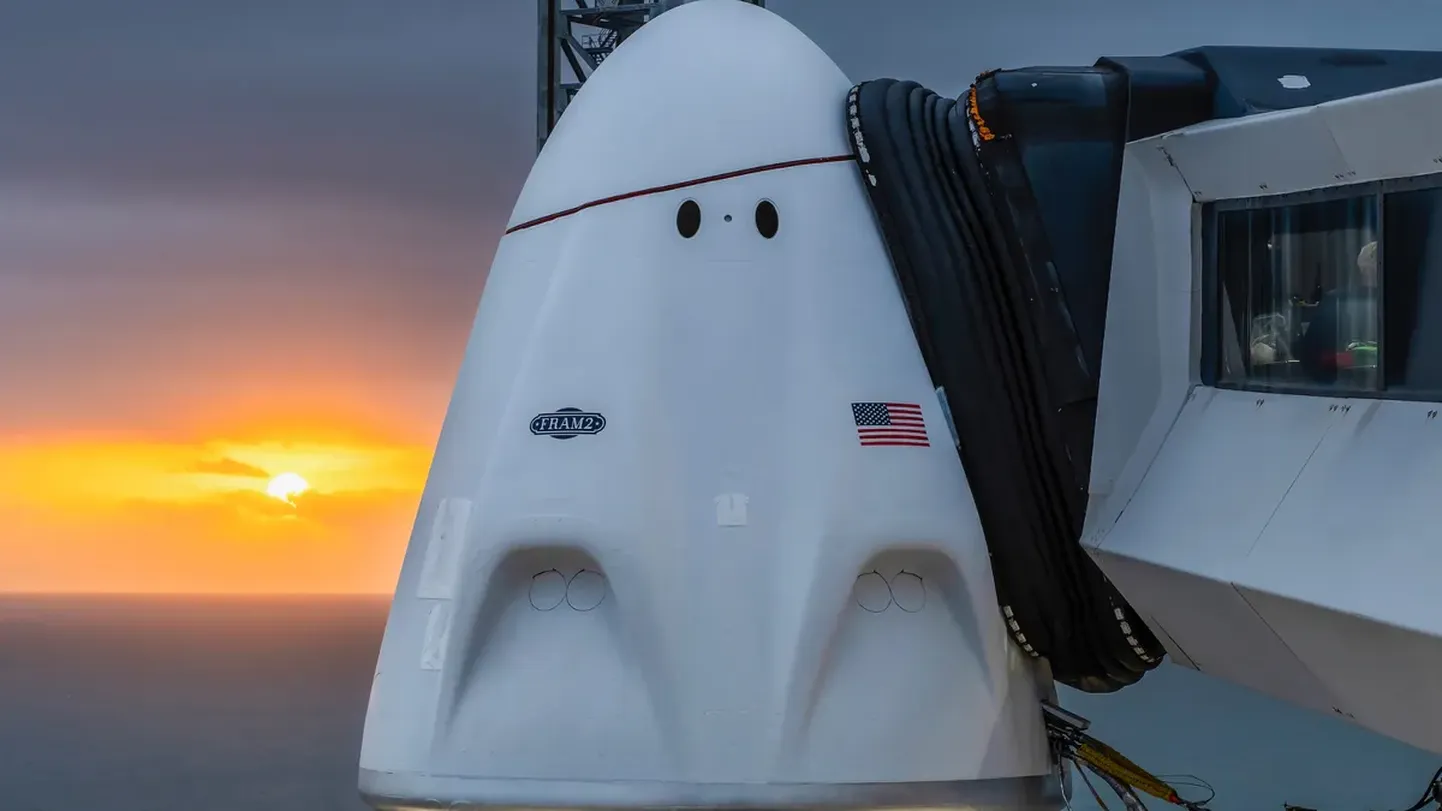 Fram2 missiooni SpaceX Crew Dragoni kapsel NASA Kennedy kosmosekeskuses stardiplatvormil.