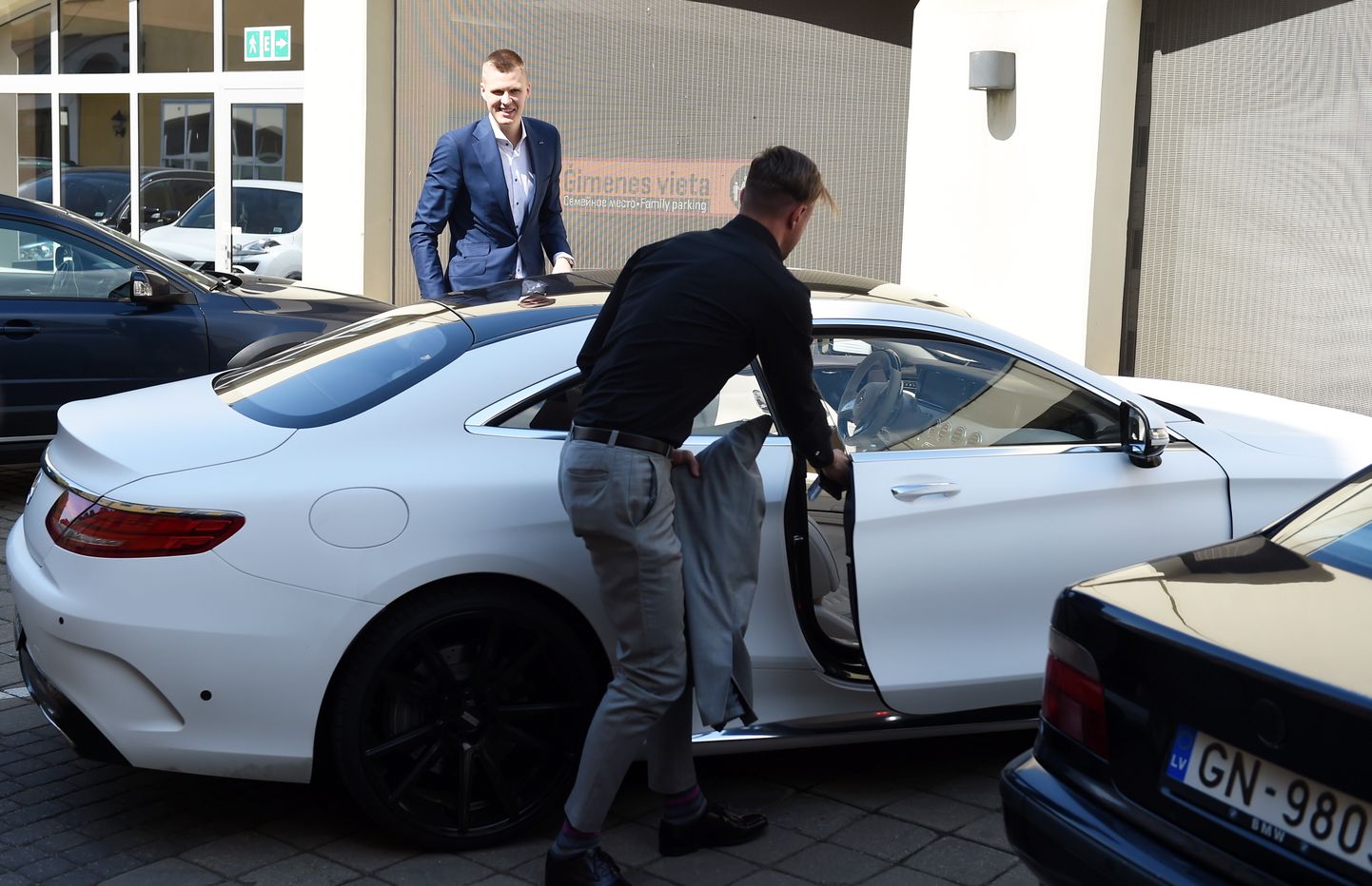 Кристап Порзиньгис и его Mercedes