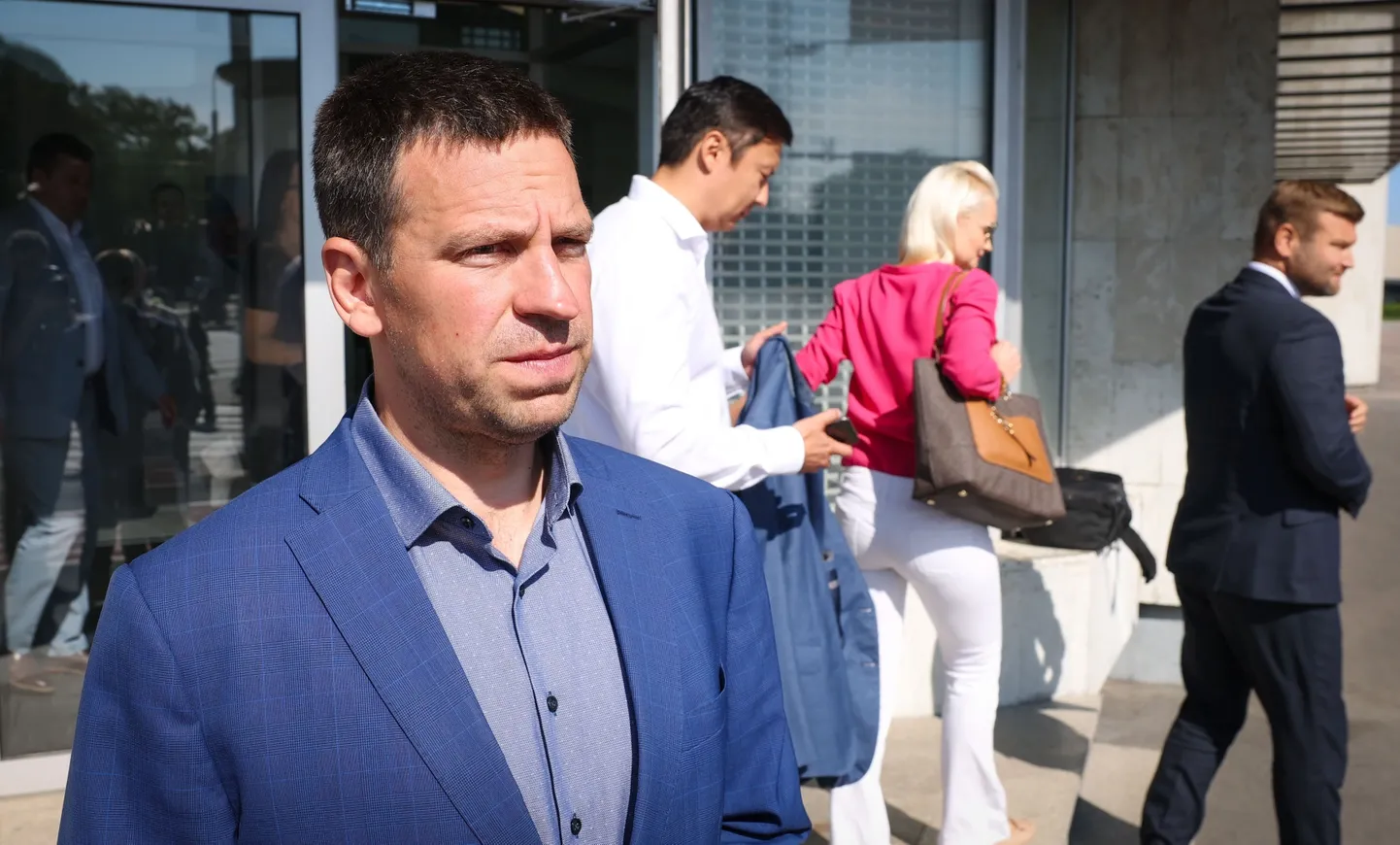 Jüri Ratas kommenteerib pärast Keskerakonna juhatuse koosolekut sisetüli erakonna sees. Taamal koosolekult lahkuv Mihhail Kõlvart. Kuvatõmmis videost