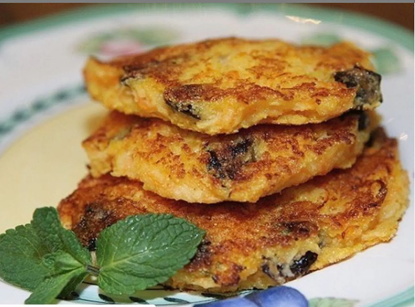 Яблочные оладьи с морковью и черносливом от Юлии Высоцкой.