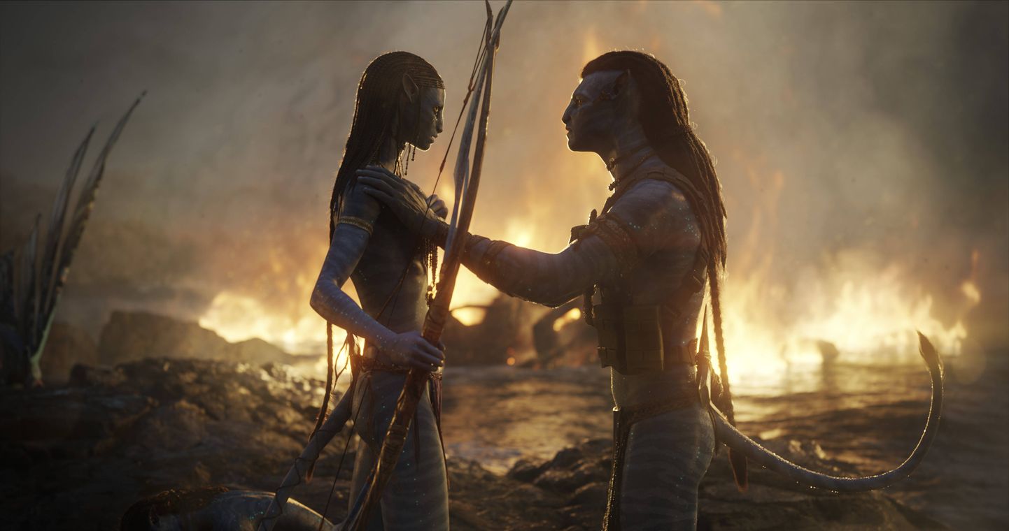 Zoe Saldana  ja Sam Worthington filmis «Avatar: Vee olemas» .