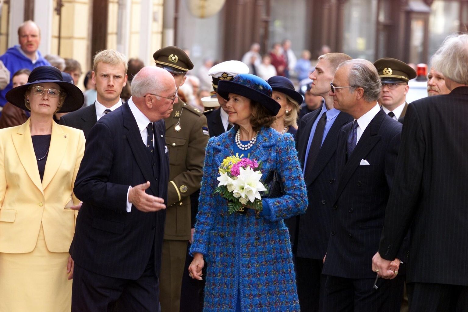 Eelmisel külaskäigul: kuningapaar koos saatjaskonnaga tutvumas vanalinnaga. Pildil ka president Lennart Meri. 