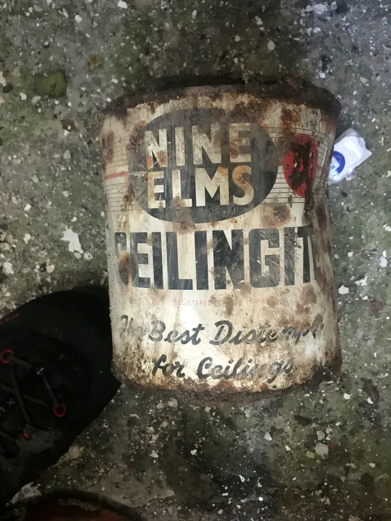 Inglane Jake Brown leidis oma maja keldrist kaua aega suletuna olnud ruumi, kus oli vanu remonditarbeid ja ajalehti. Pildil vana värvipurk