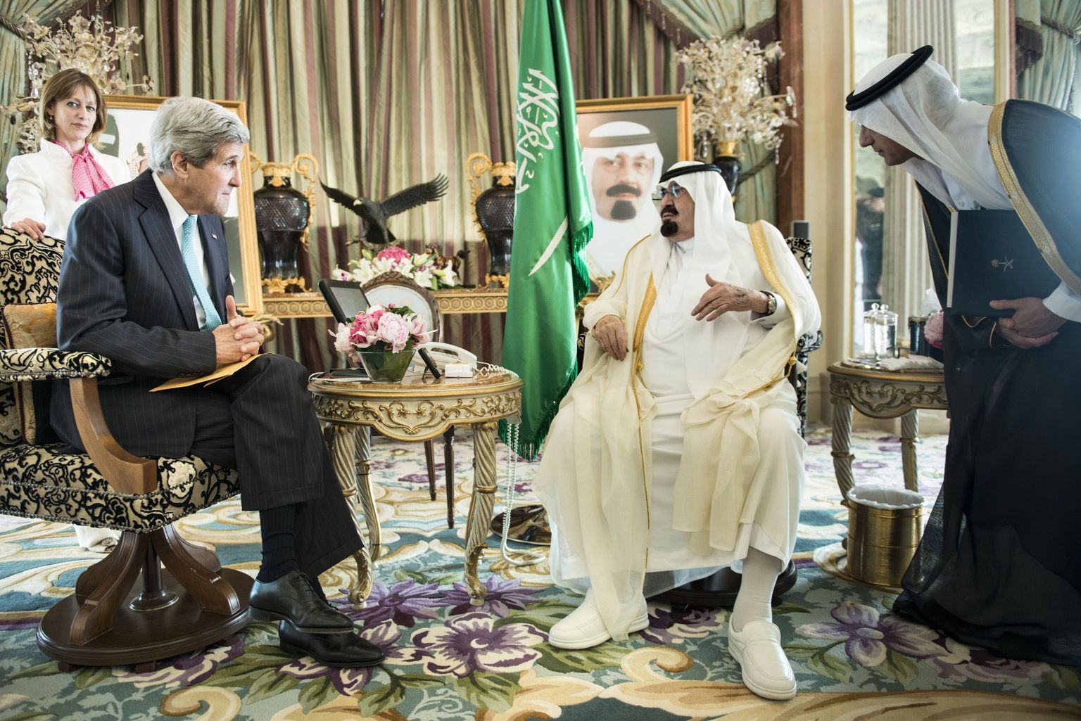 Saudi Araabia kuningas Abdullah bin Abdulaziz Al-Saud (paremal) vestemas USA välisministri John Kerryga.