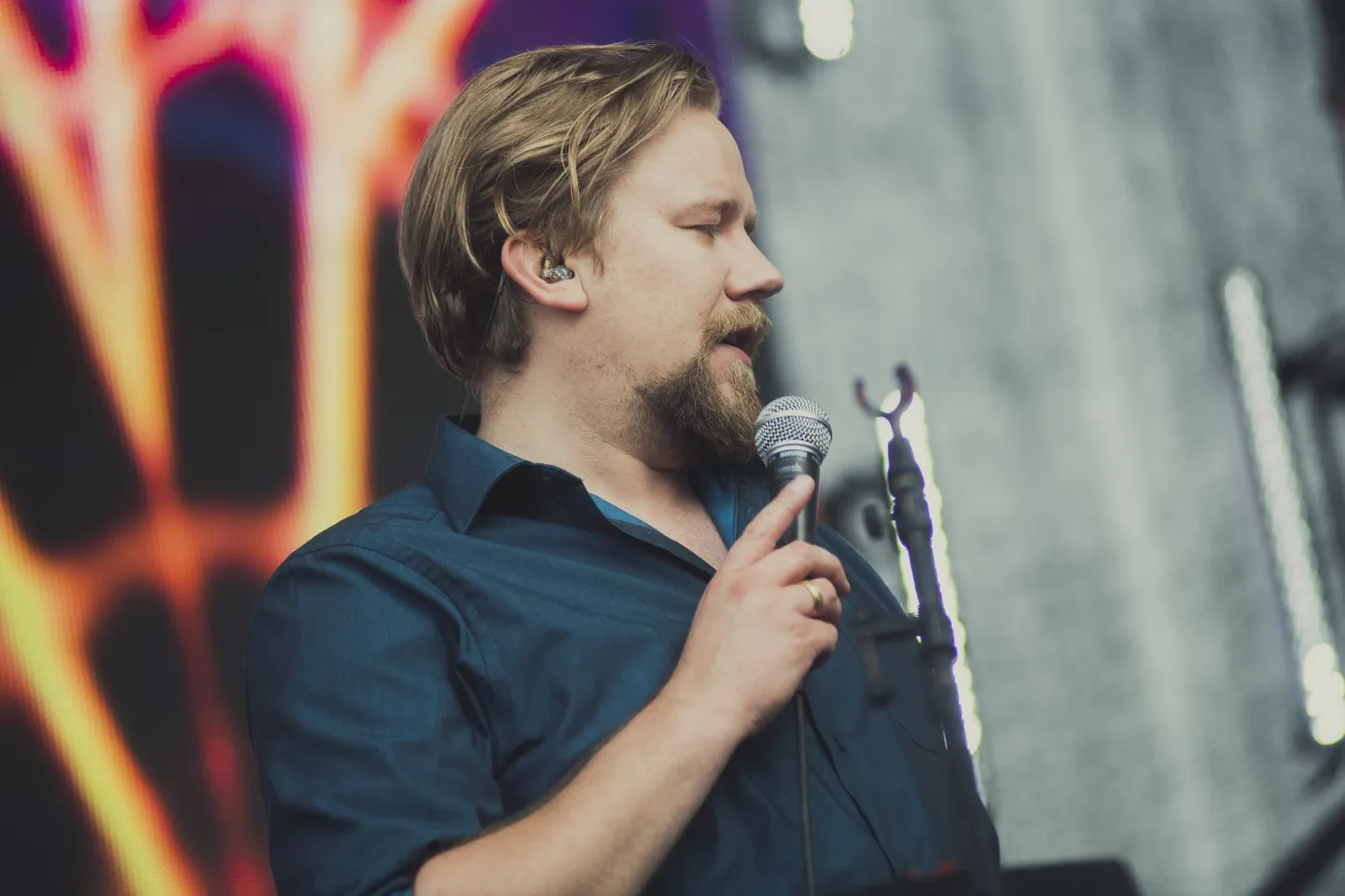 Foto: Uz lielveikala jumta koncertu sniedz grupa "Dziļi violets"