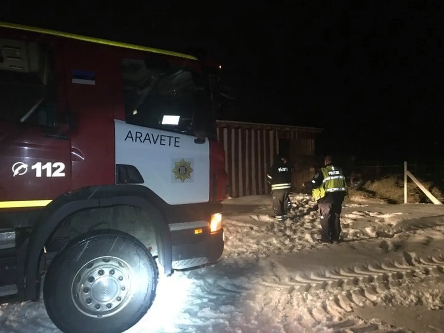 Loomakaitseliidu sotsiaalmeediakontol avaldatud fotodelt on näha, et vabapidamisel hobuseid on käinud jootmas isegi Aravete päästekomando mehed.