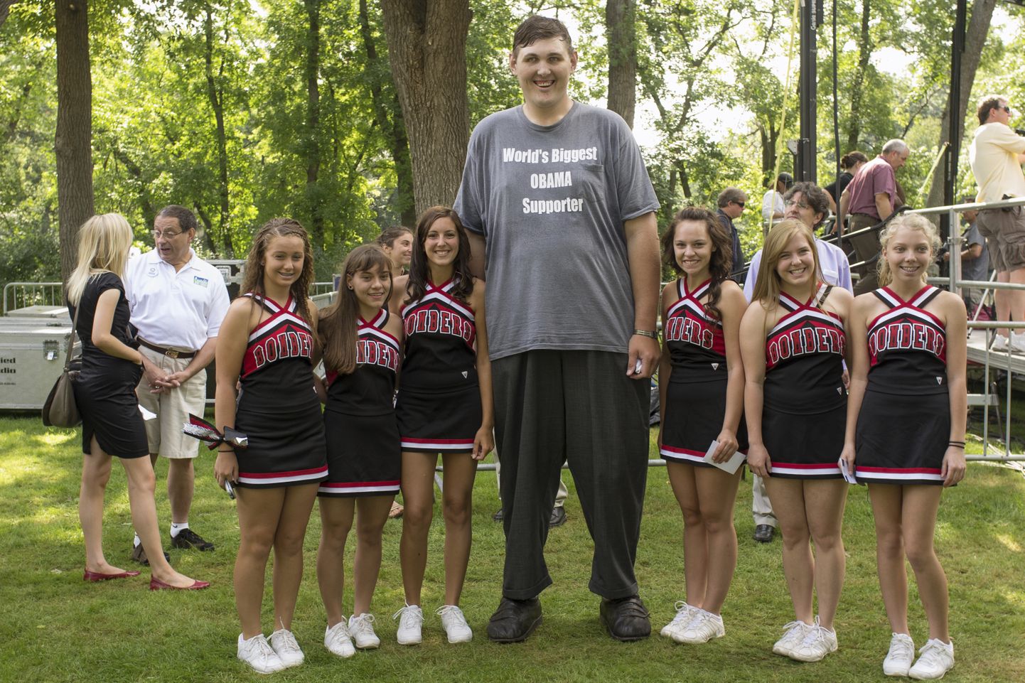 USA kõige pikem mees Igor Vovkovinski 2011 koos tantsutüdrukutega