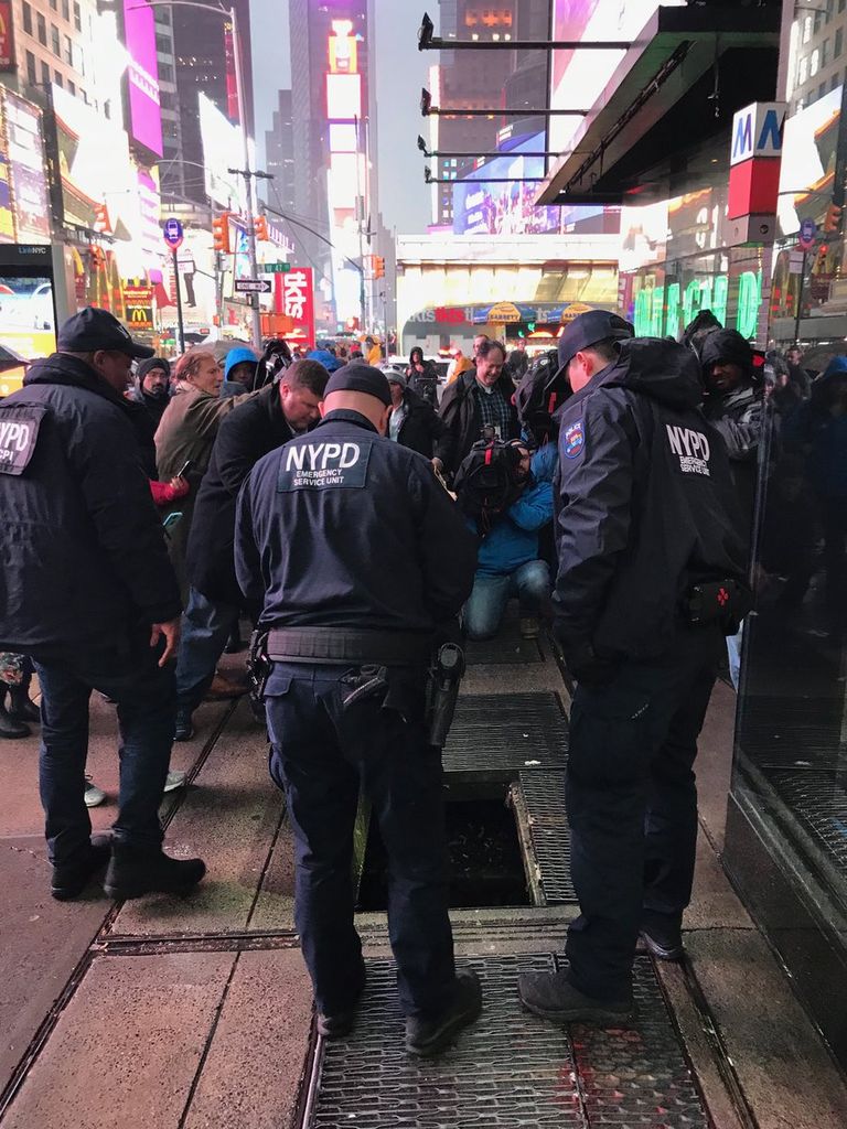 New Yorgi politseinikud otsimas kloaagist teemantsõrmust